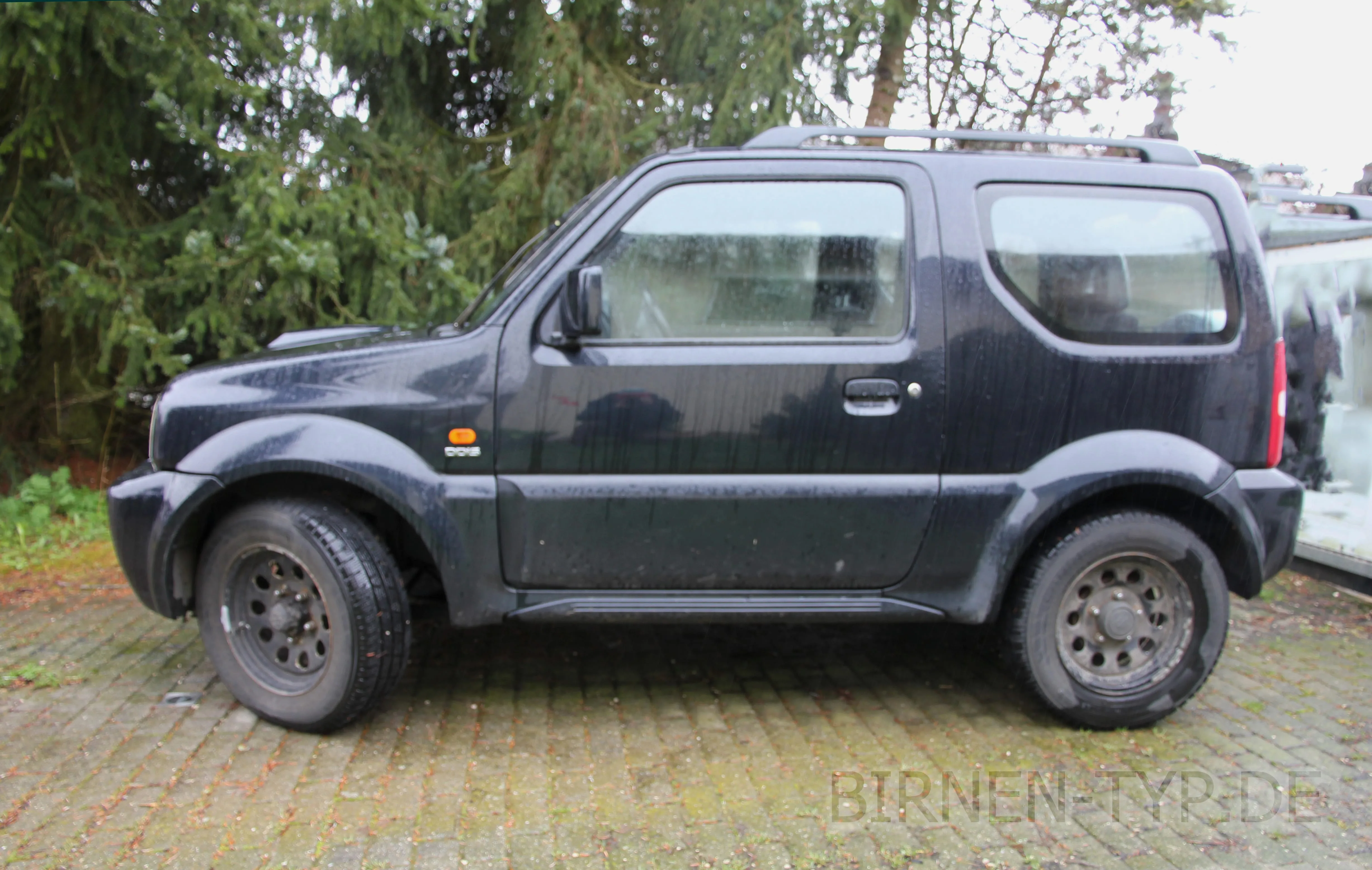 Seitenansicht (Fahrerseite) des Suzuki Jimny als Geländewagen