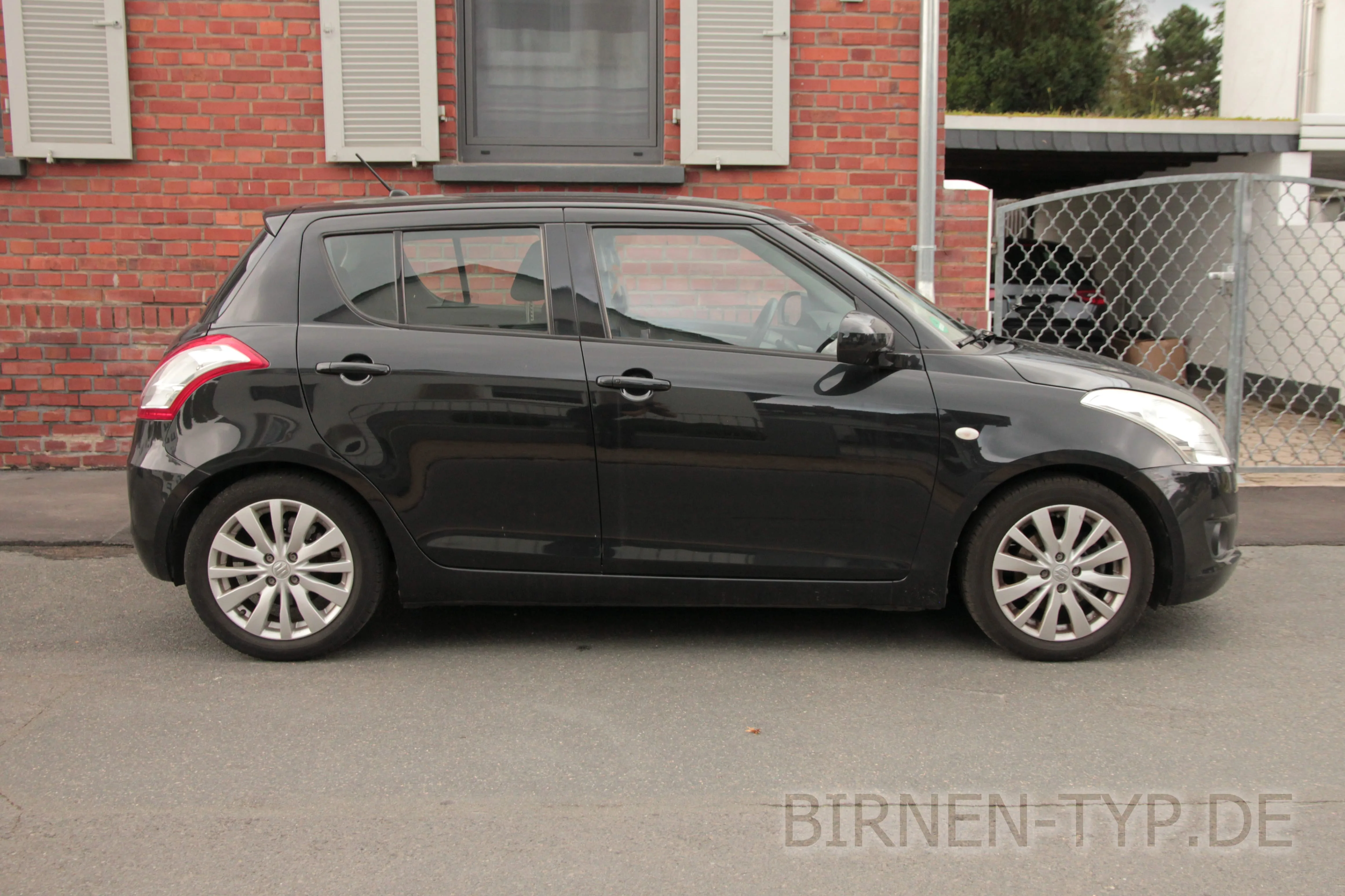 Seitenansicht (Beifahrerseite) des Suzuki Swift als 3-, 5-Türer