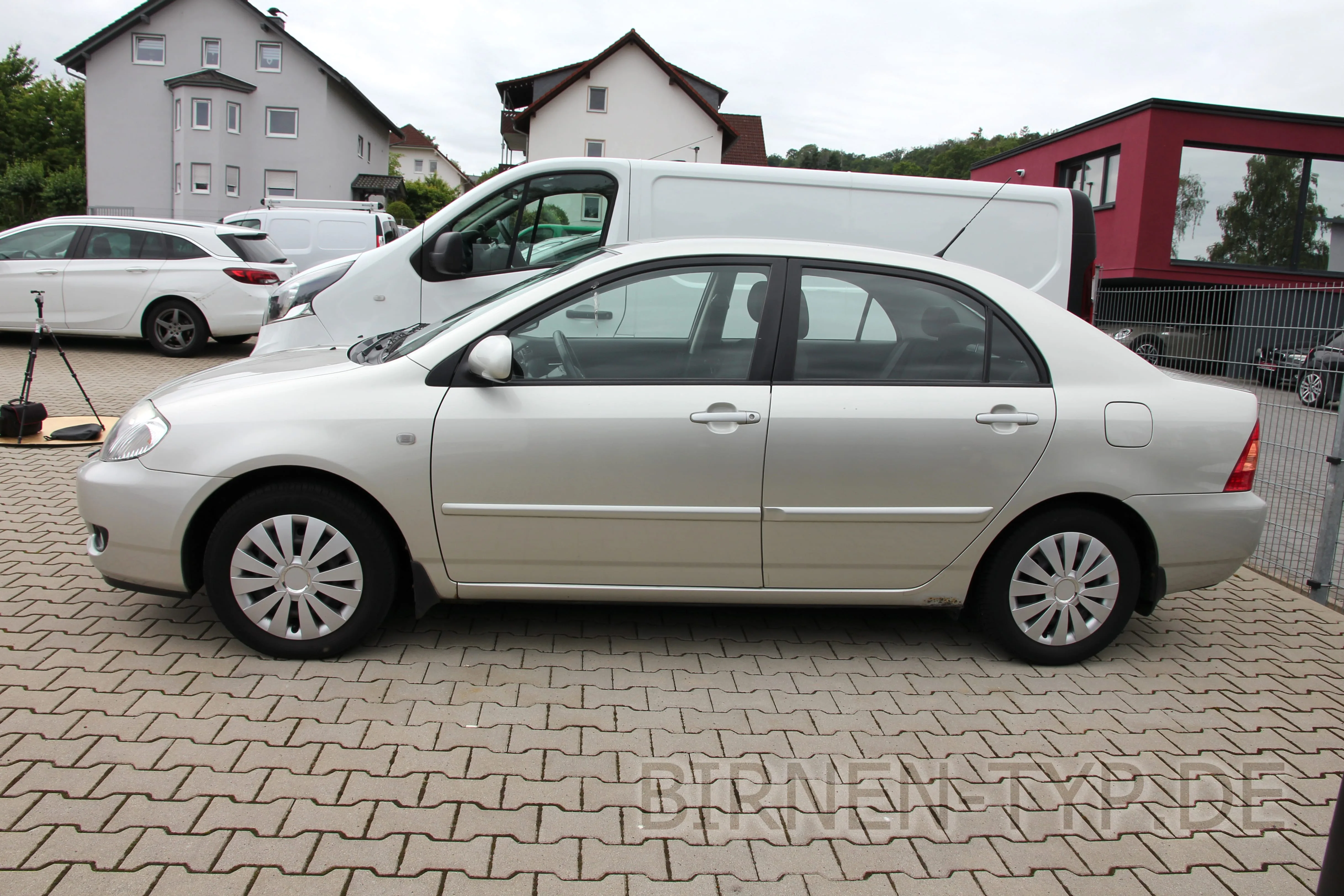 Seitenansicht (Fahrerseite) des Toyota Corolla 9. Gen als Stufenheck Limousine