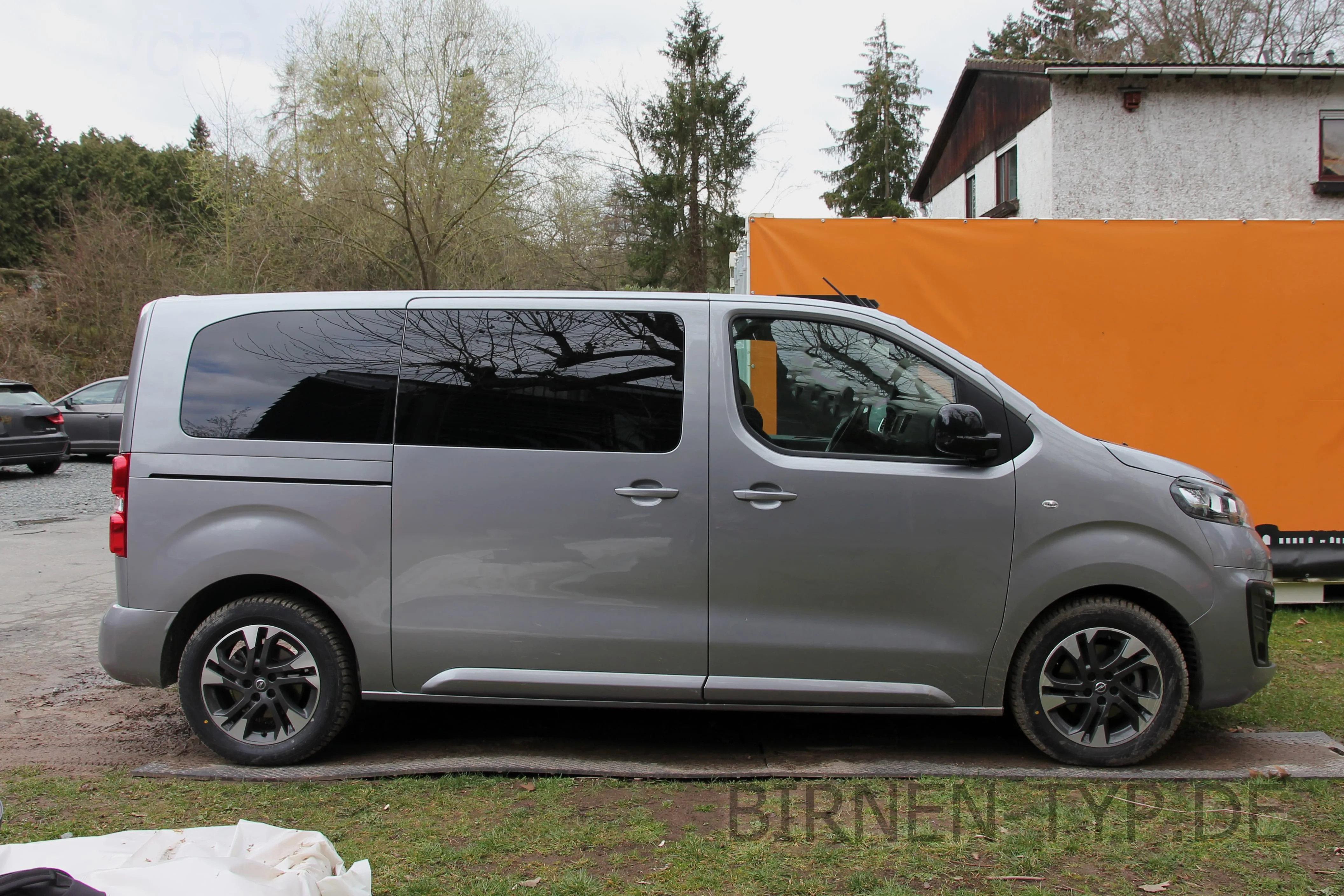 Seitenansicht (Beifahrerseite) des Toyota Proace Verso als Van