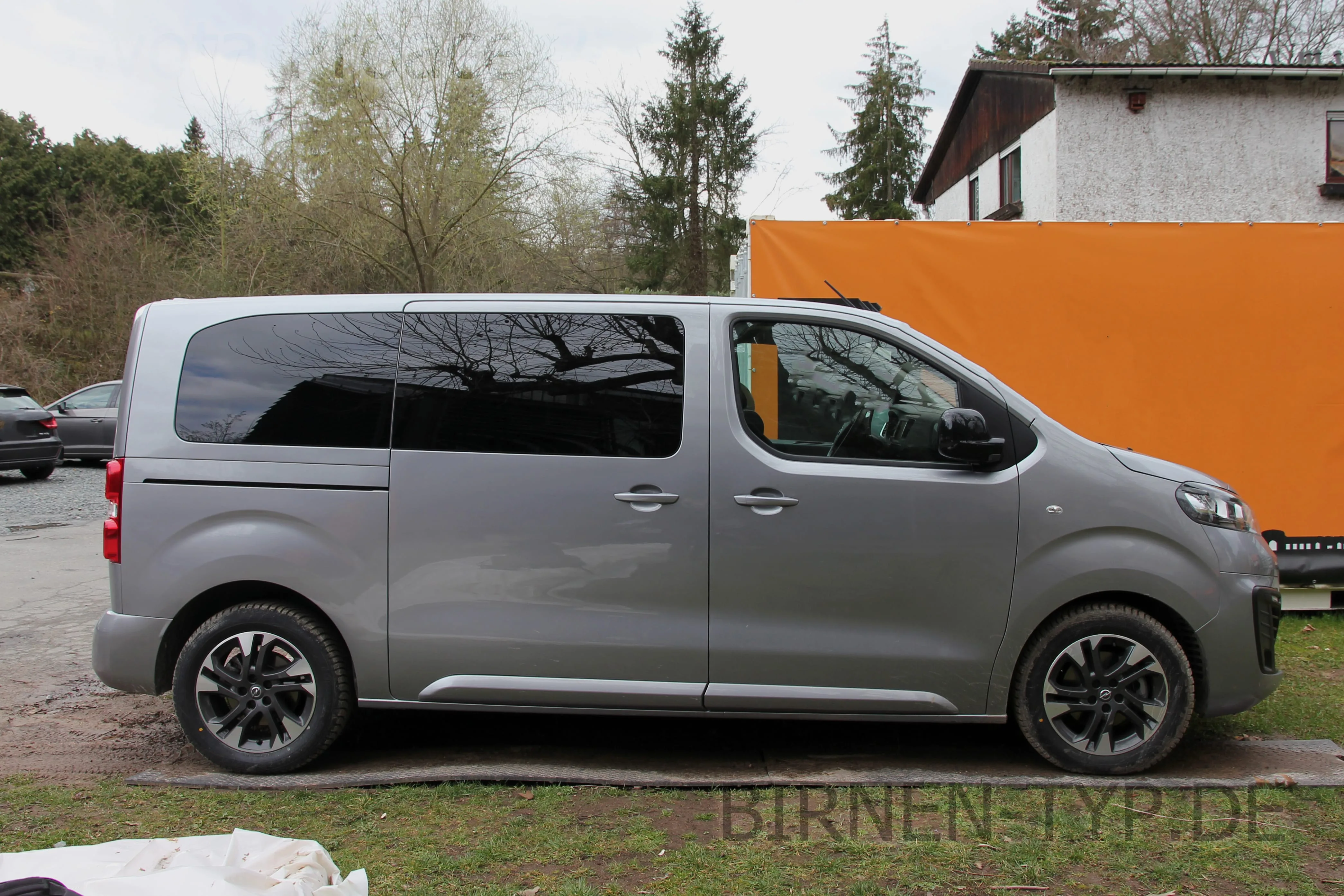 Seitenansicht (Beifahrerseite) des Toyota Proace als Kombi