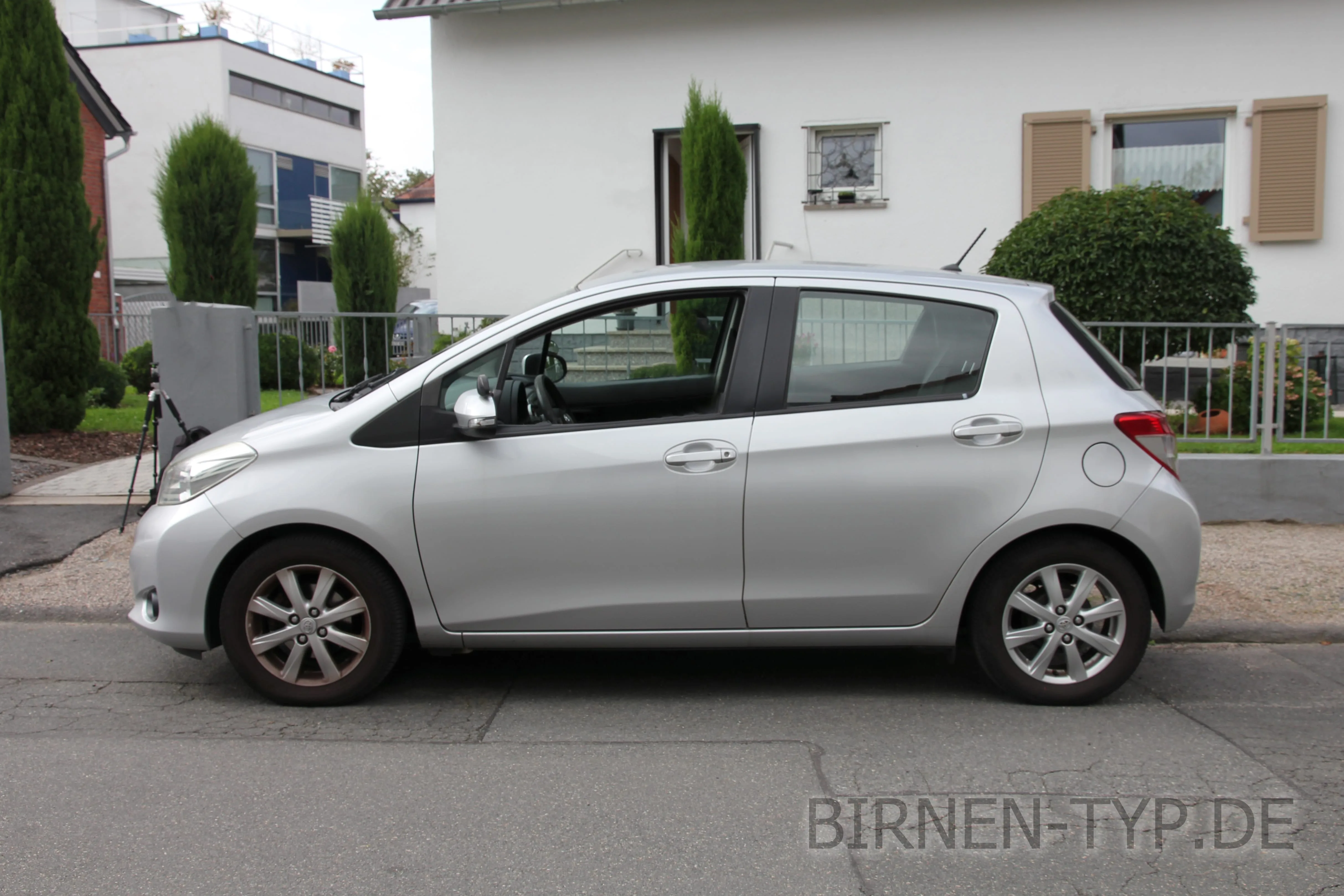 Seitenansicht (Fahrerseite) des Toyota Yaris als 5-Türer