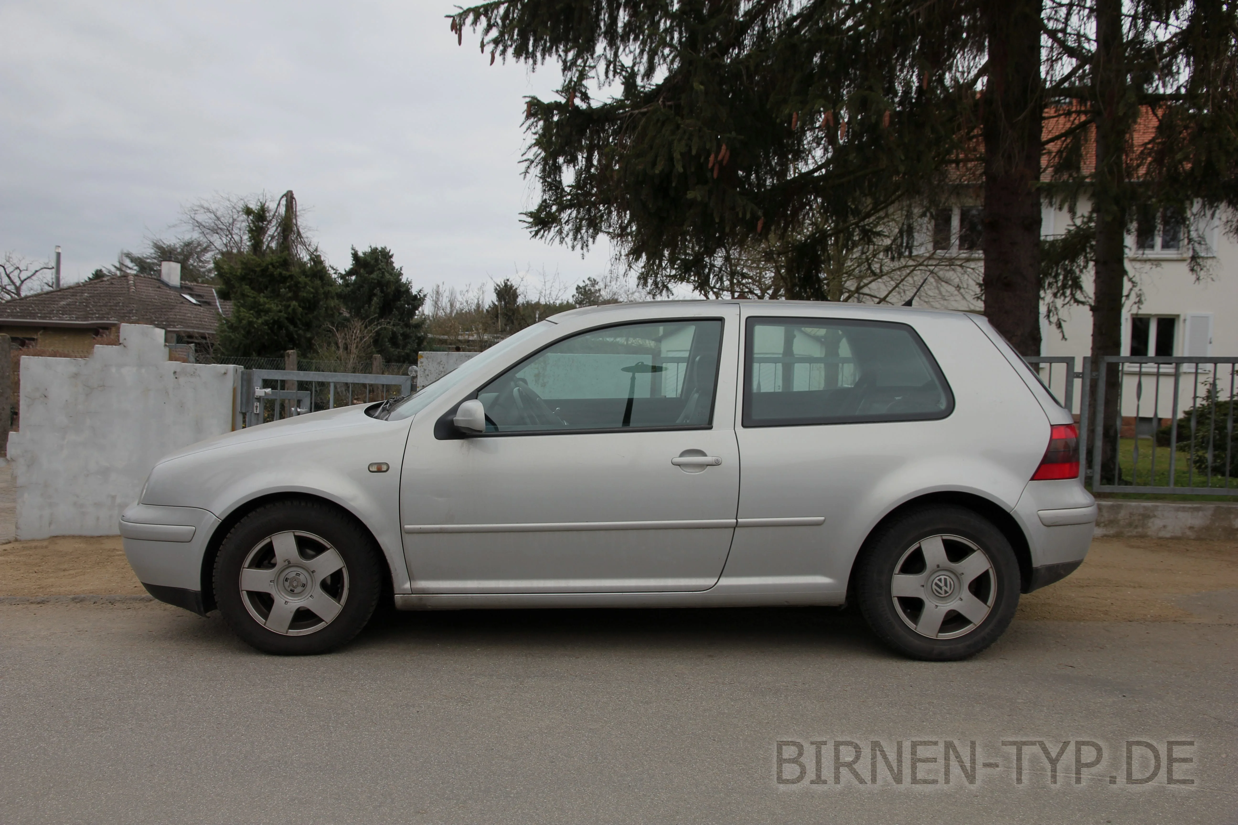 Seitenansicht (Fahrerseite) des VW Golf IV als 3-Türer