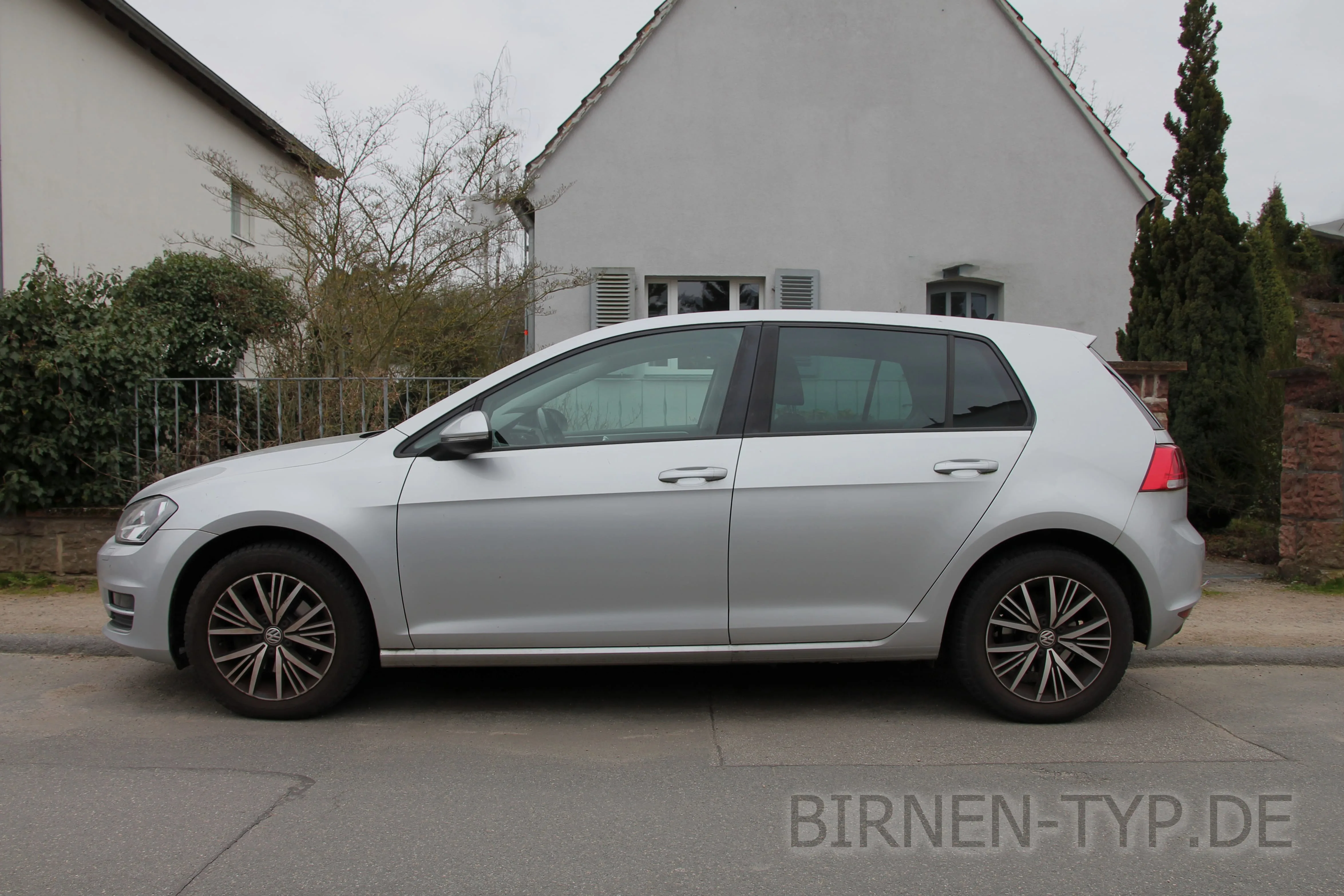 Seitenansicht (Fahrerseite) des VW Golf 7 als 5-Türer