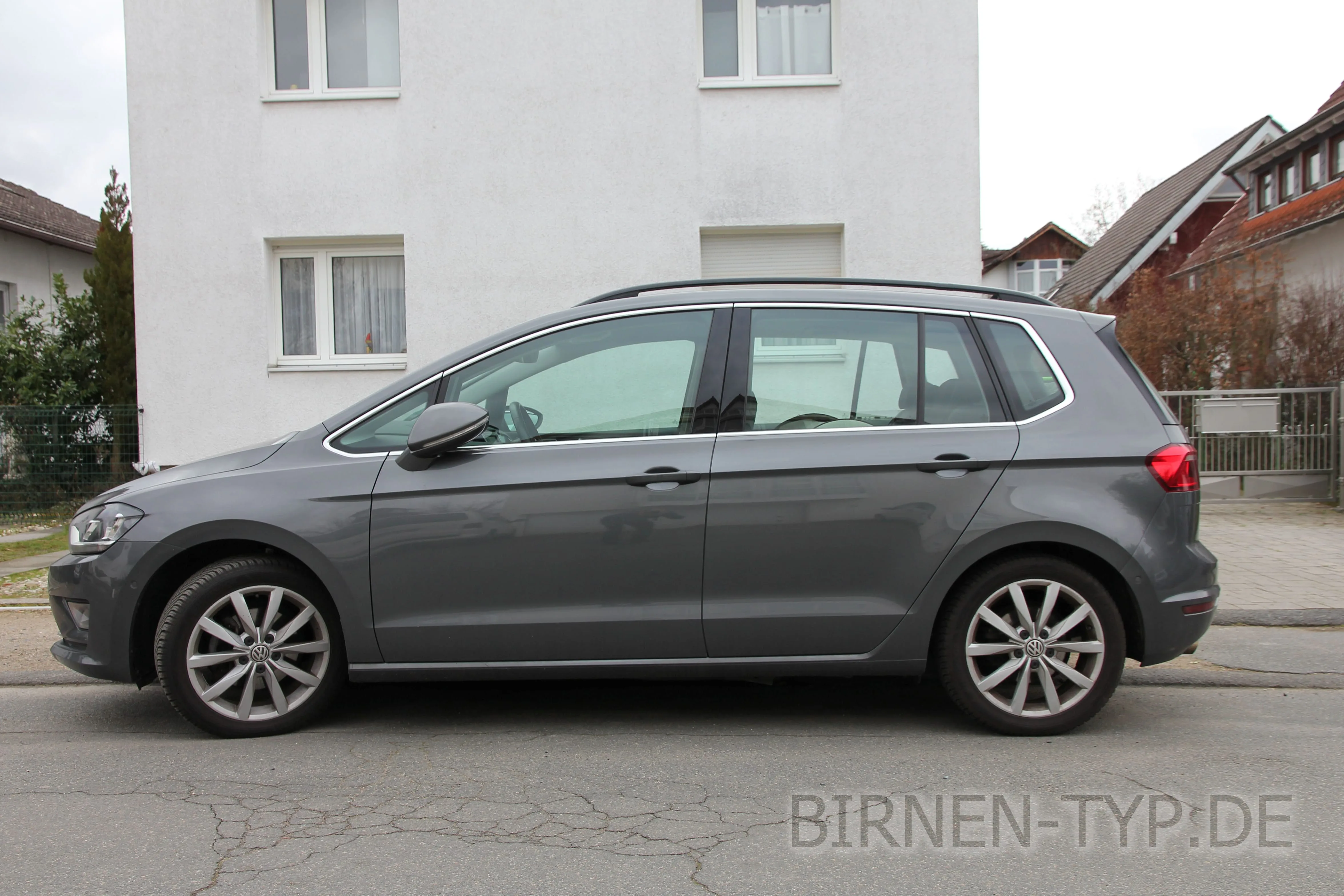 Seitenansicht (Fahrerseite) des VW Golf 7 als Sportsvan (Kombilimousine)