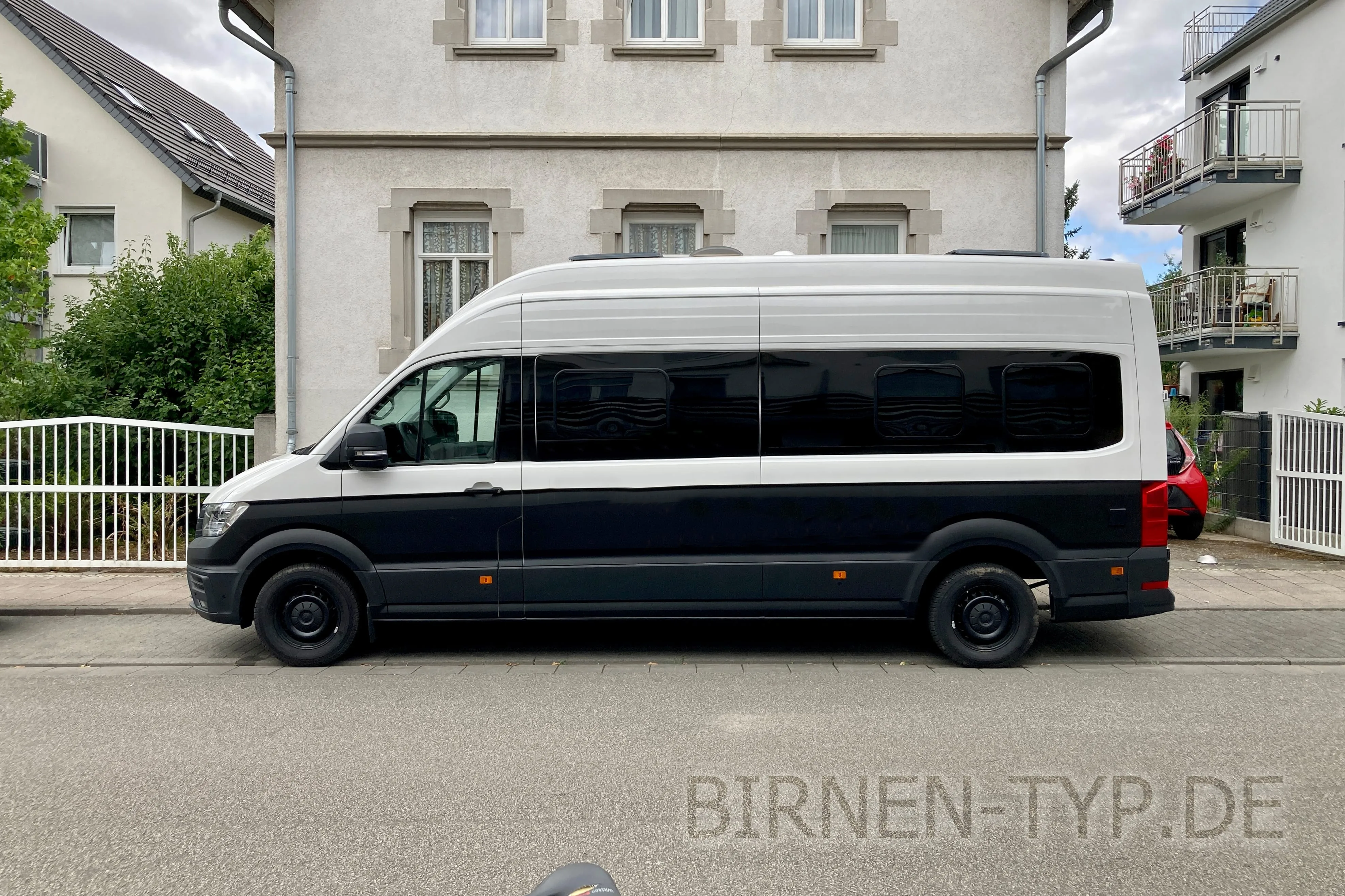 Seitenansicht (Fahrerseite) des VW Grand California als Wohnmobil