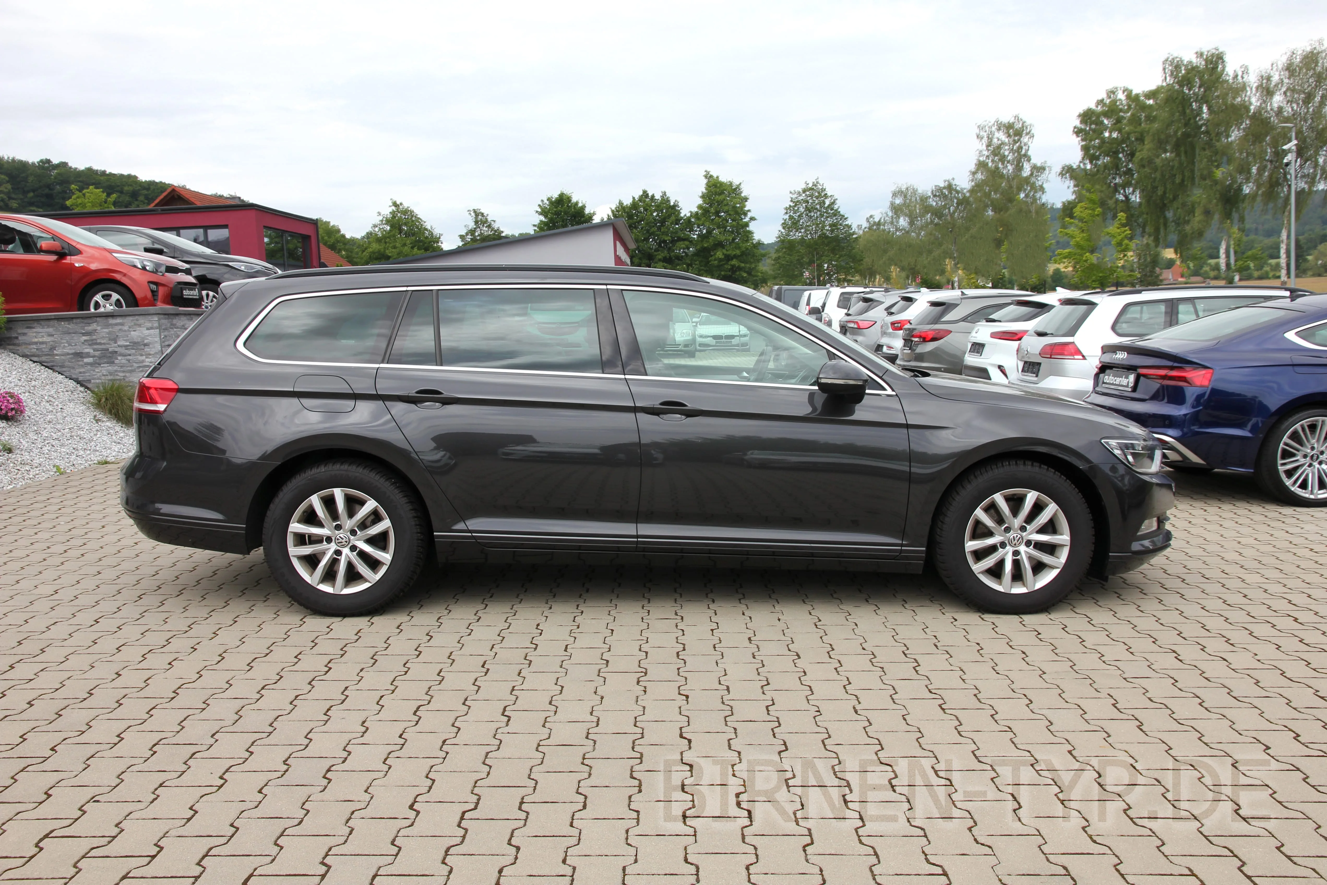 Seitenansicht (Beifahrerseite) des VW Passat 8. Gen als Kombi / Variant