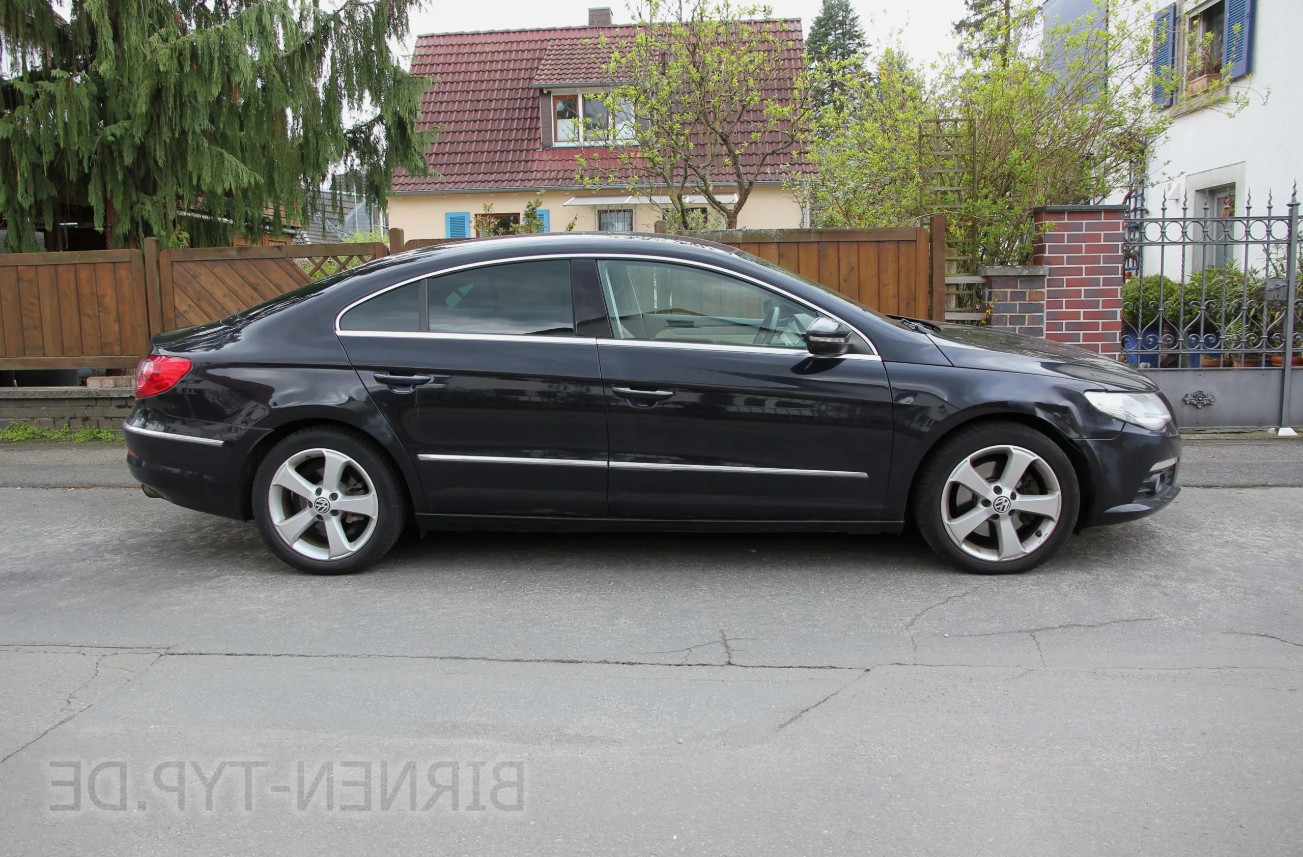 Seitenansicht (Beifahrerseite) des VW Passat CC als Coupe-Limousine