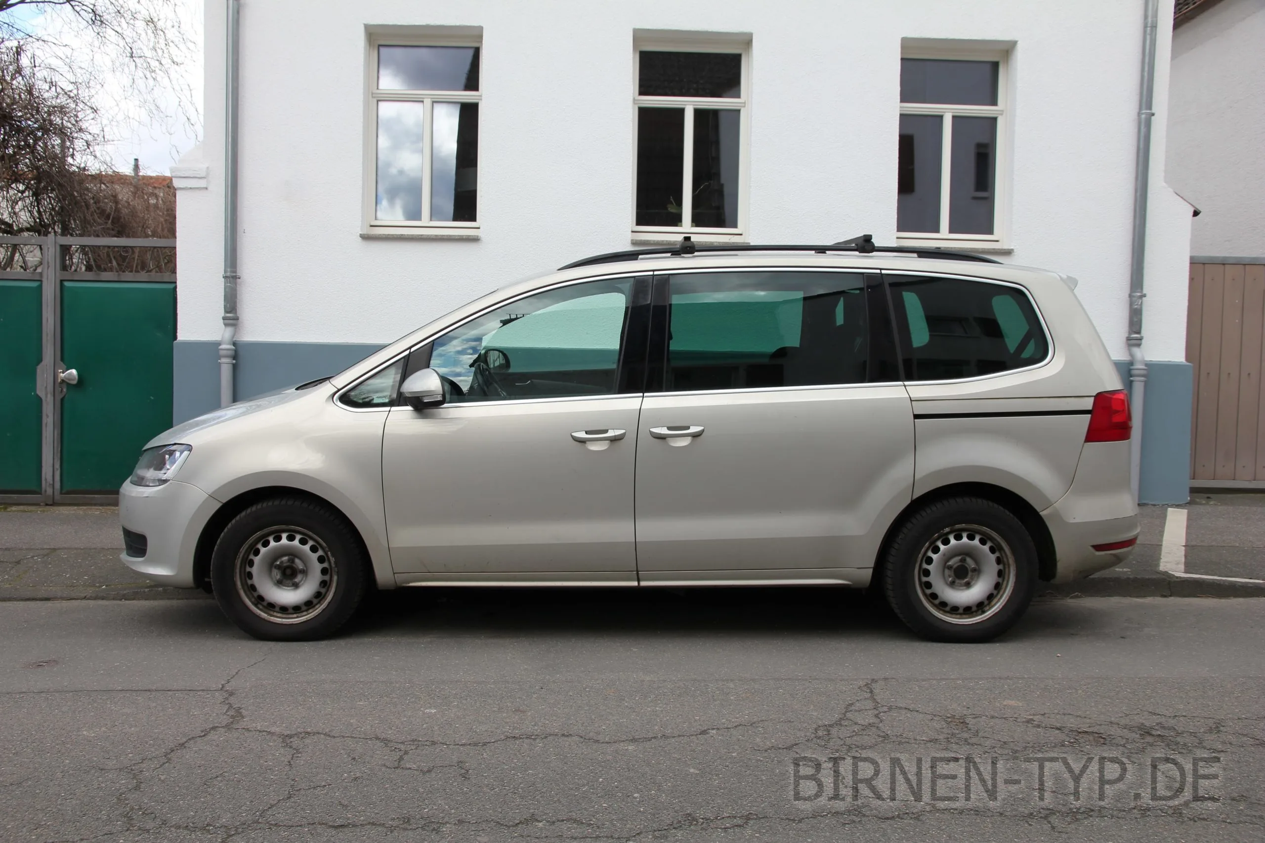 Seitenansicht (Fahrerseite) des VW Sharan als 5-Türer