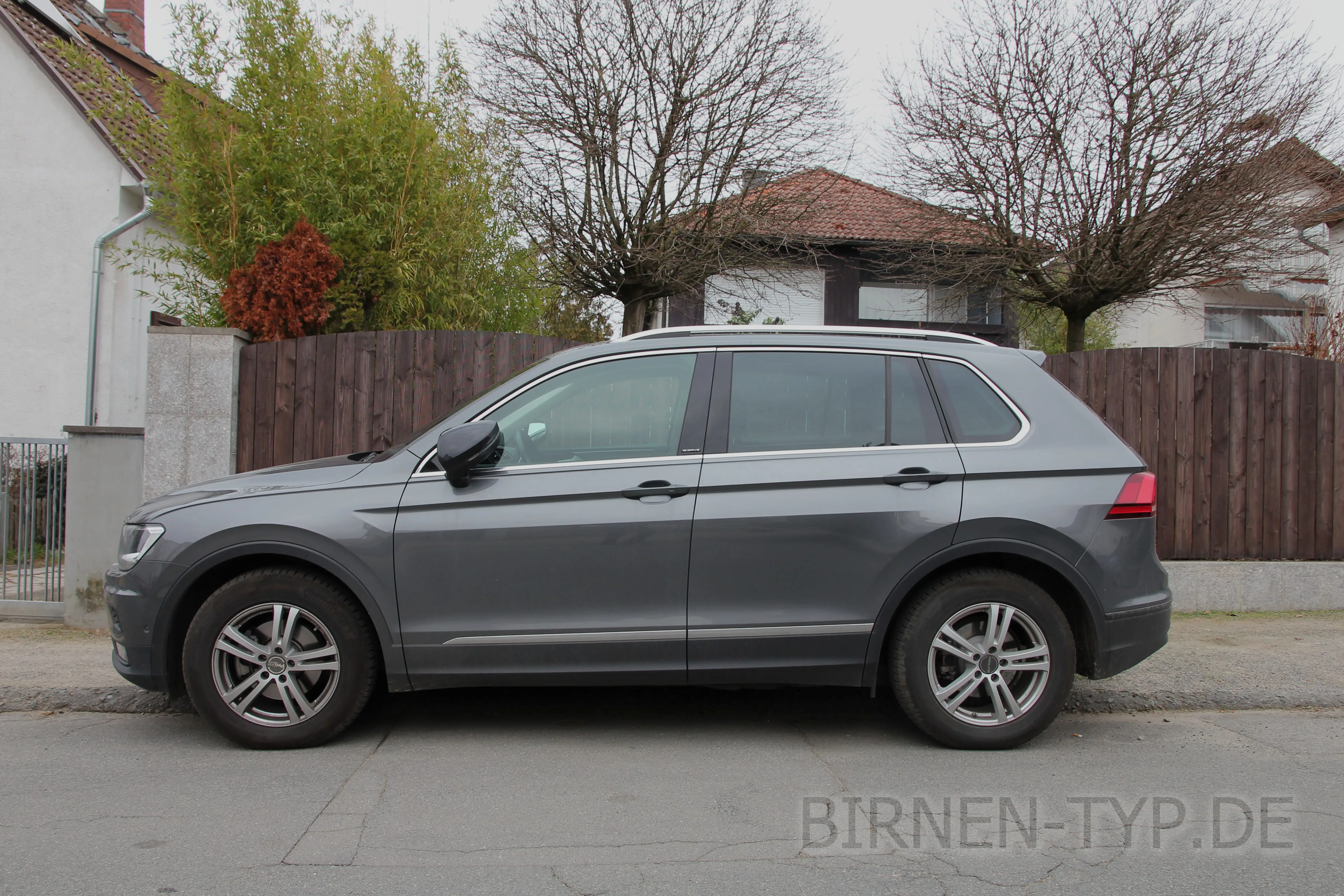 Seitenansicht (Fahrerseite) des VW Tiguan als SUV