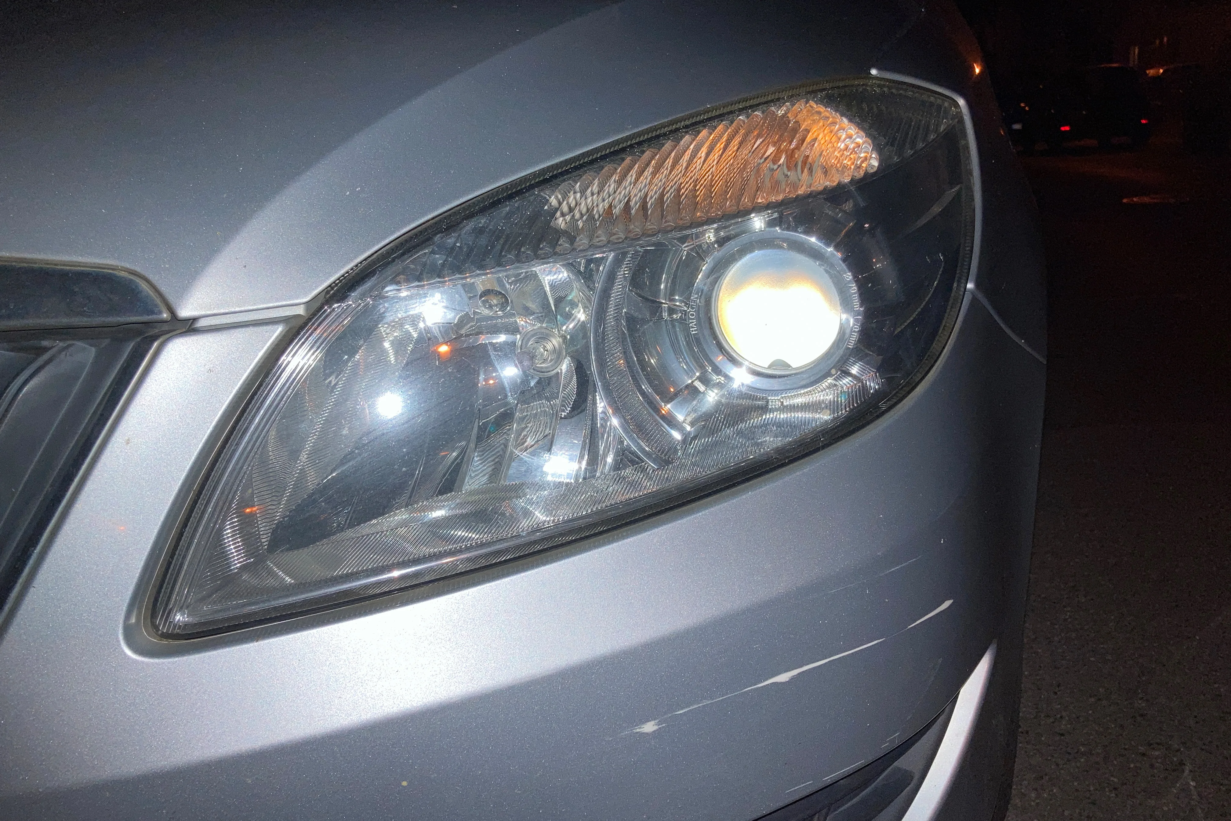 So sieht der DUAL-Projektions-Scheinwerfer MIT Kurvenlicht des Škoda Fabia 2 542 : 545 aus