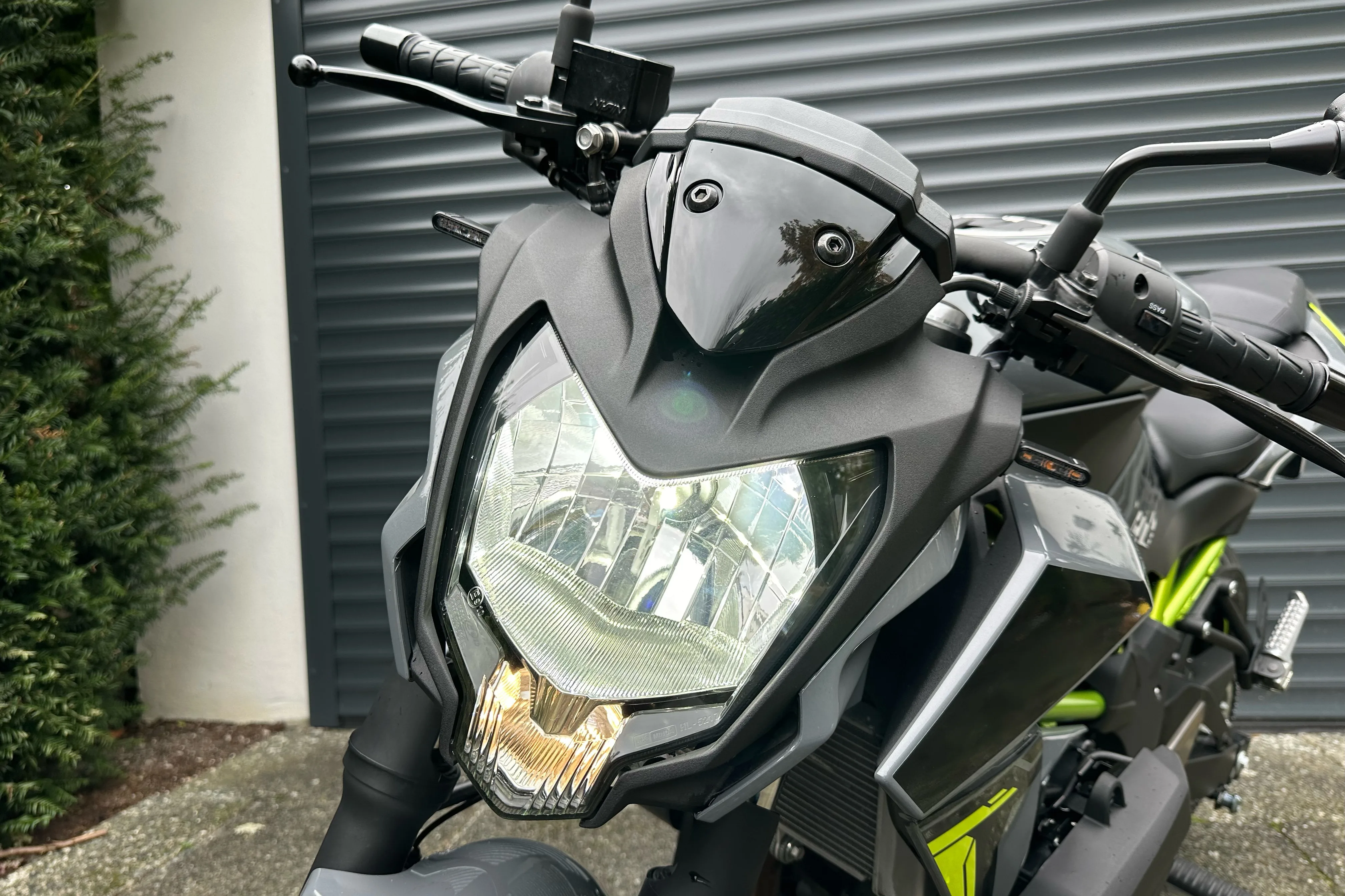 So sieht der Halogen-Scheinwerfer der Kawasaki Ninja-250-SL (Intern BX250A ) 2014 - heute aus