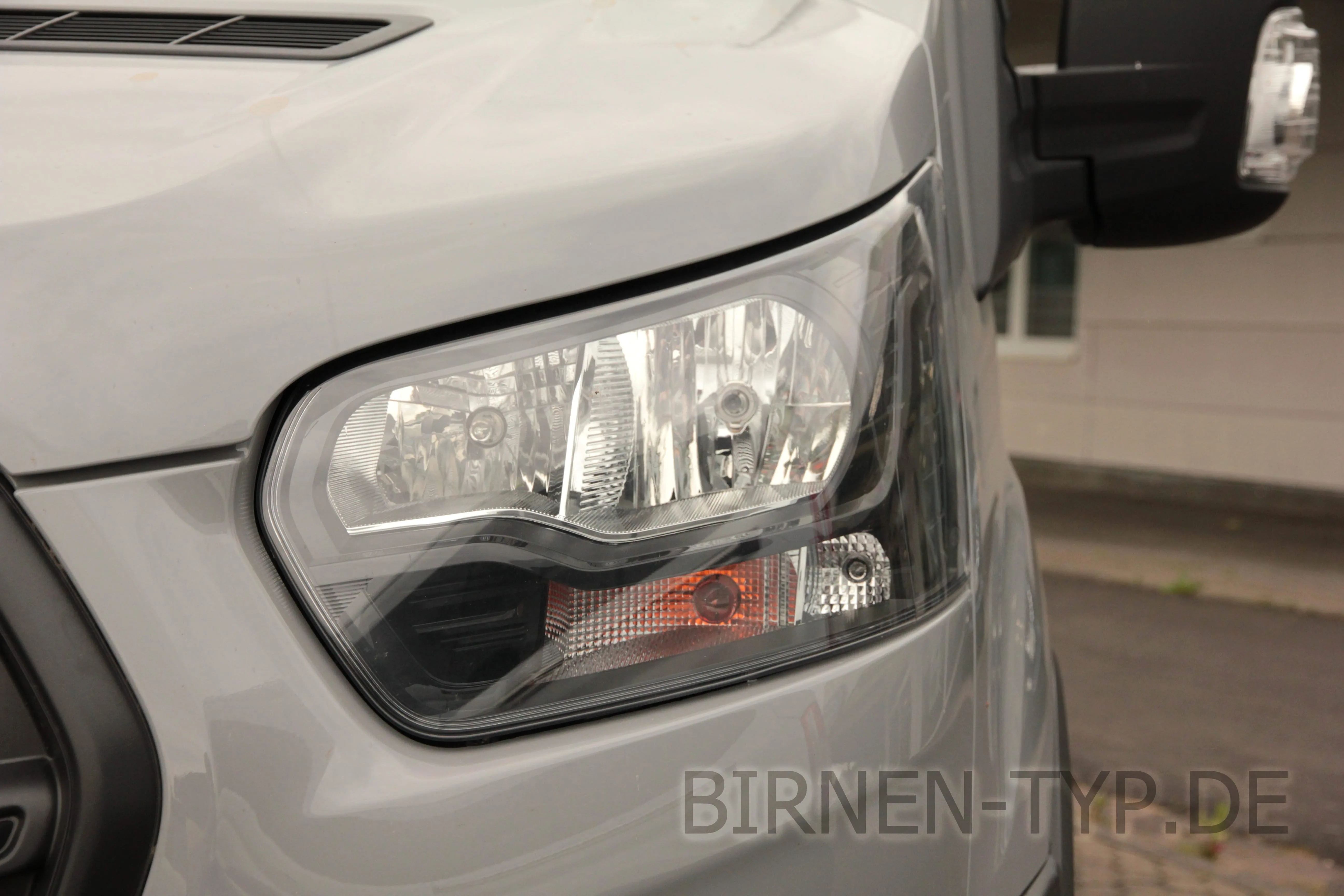 So sieht der Scheinwerfer des Ford Transit 7 aus
