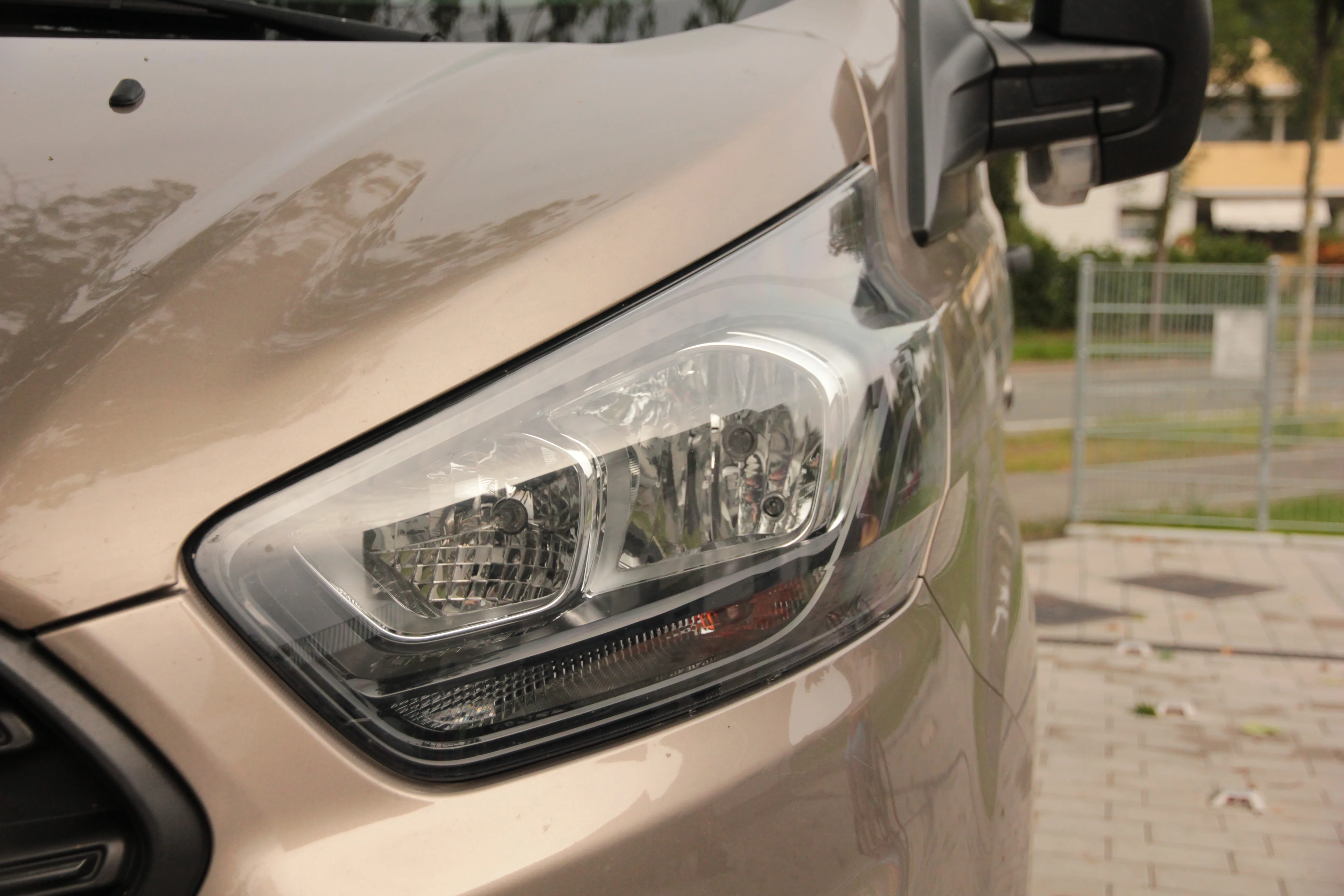 So sieht der Scheinwerfer des Ford Tourneo Custom 1 aus