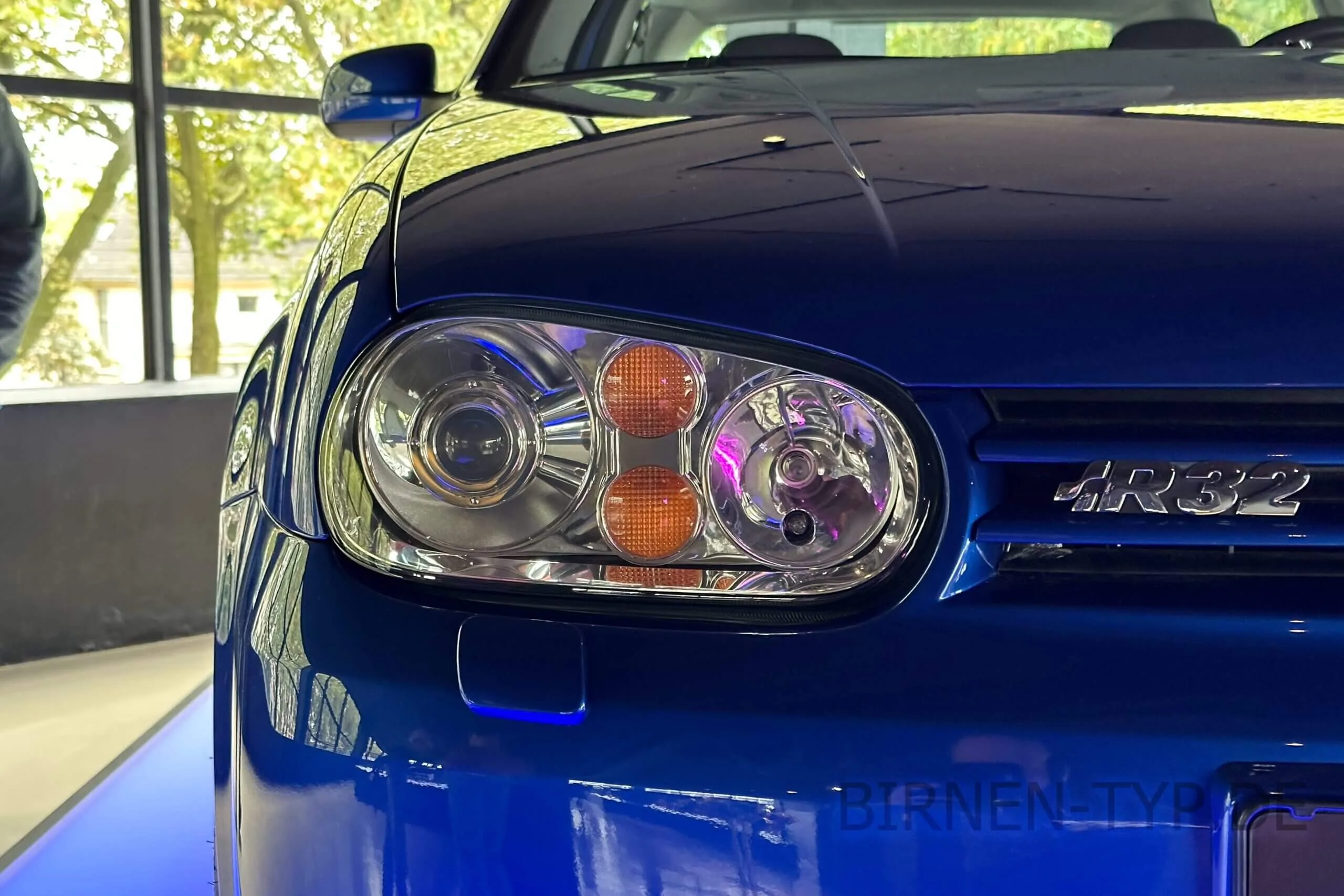 Blinker vorne des VW Golf IV; der rote Pfeil zeigt auf die Fassung