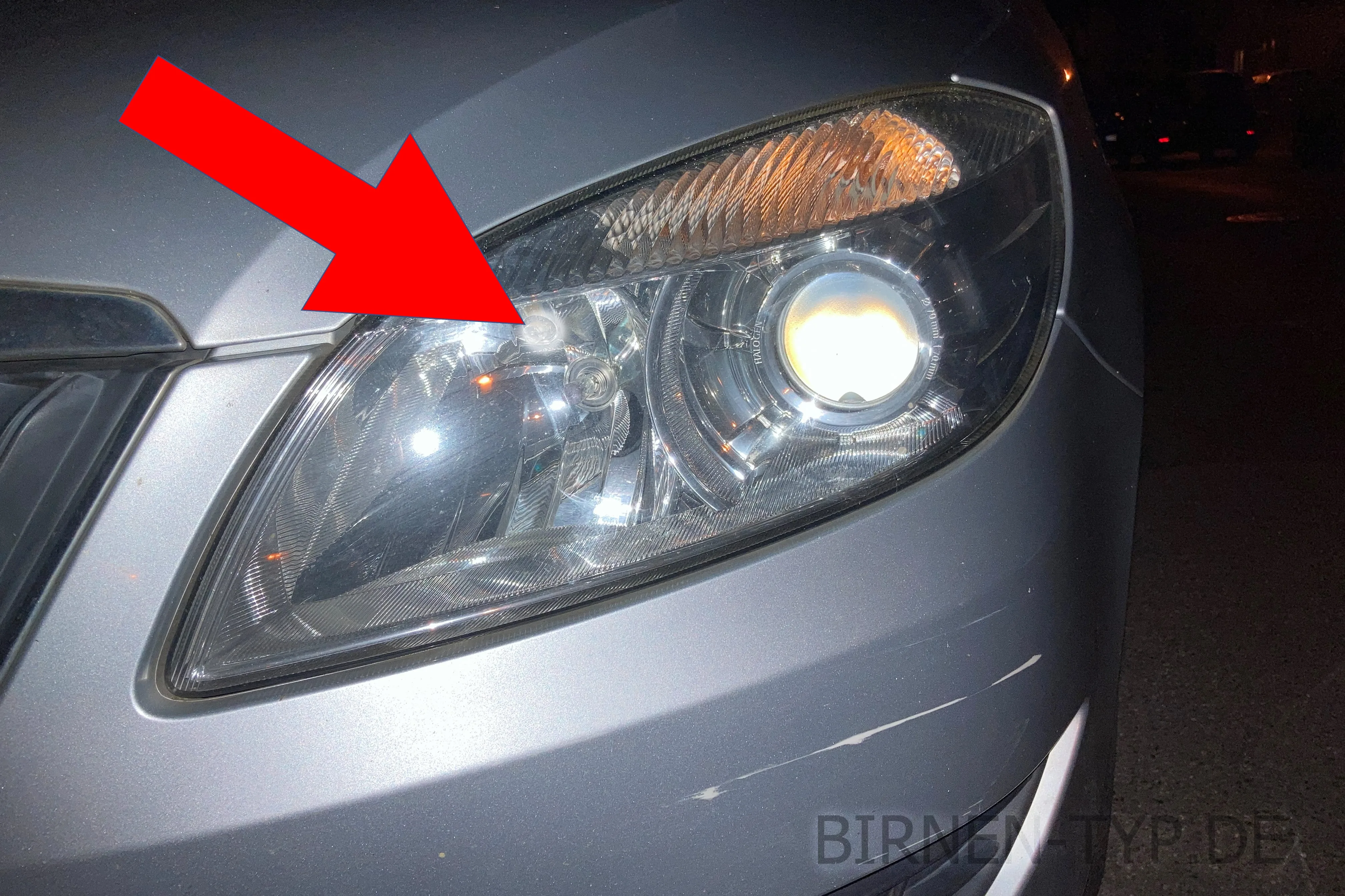 Standlicht des Škoda Roomster — in Halogen-(Abblendlicht: Linse)Scheinwerfern (nach Facelift AB 07/2010 - auch Kurvenlicht-Variante)