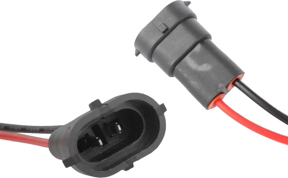 Typischer H8 Stecker auf der Fahrzeugseite - hier als Ersatzteil aus dem KFZ-Zubehörhandel