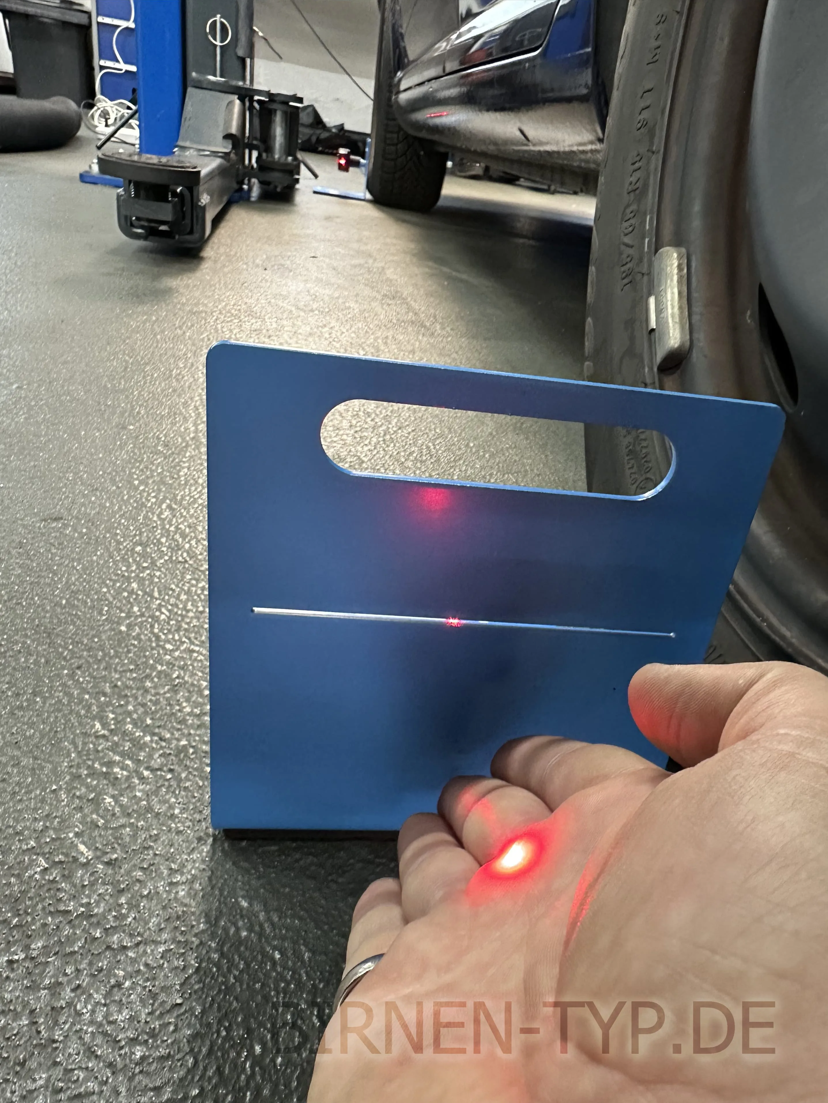 Unser Test des Scheinwerfer-Einstellgeräts CAP2600 von Capelec – mit Halogen-Leuchtmitteln sowie messerscharfem und superhellem LED-Licht BIRNENTYP IMG_3394