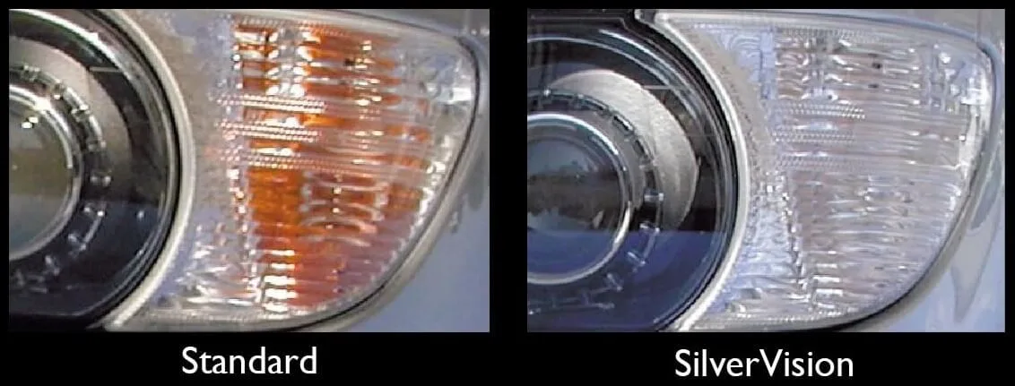 Vergleich orange und verchromte PY21W-Birne im Scheinwerfergehäuse des Blinkers