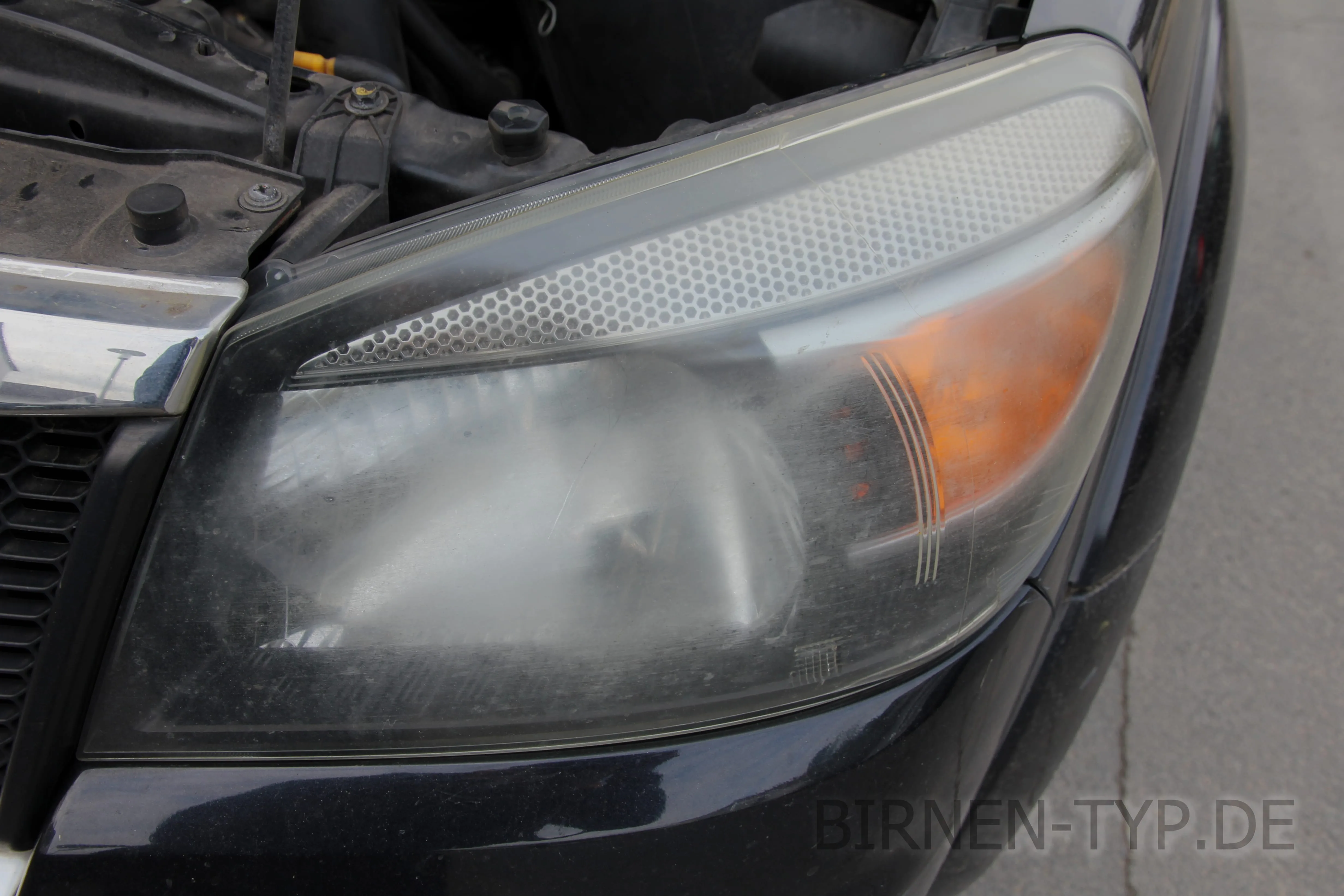 Verkratzter Scheinwerfer an einem Ford Ranger Pickup wie reparieren oder polieren mit Zahnpasta