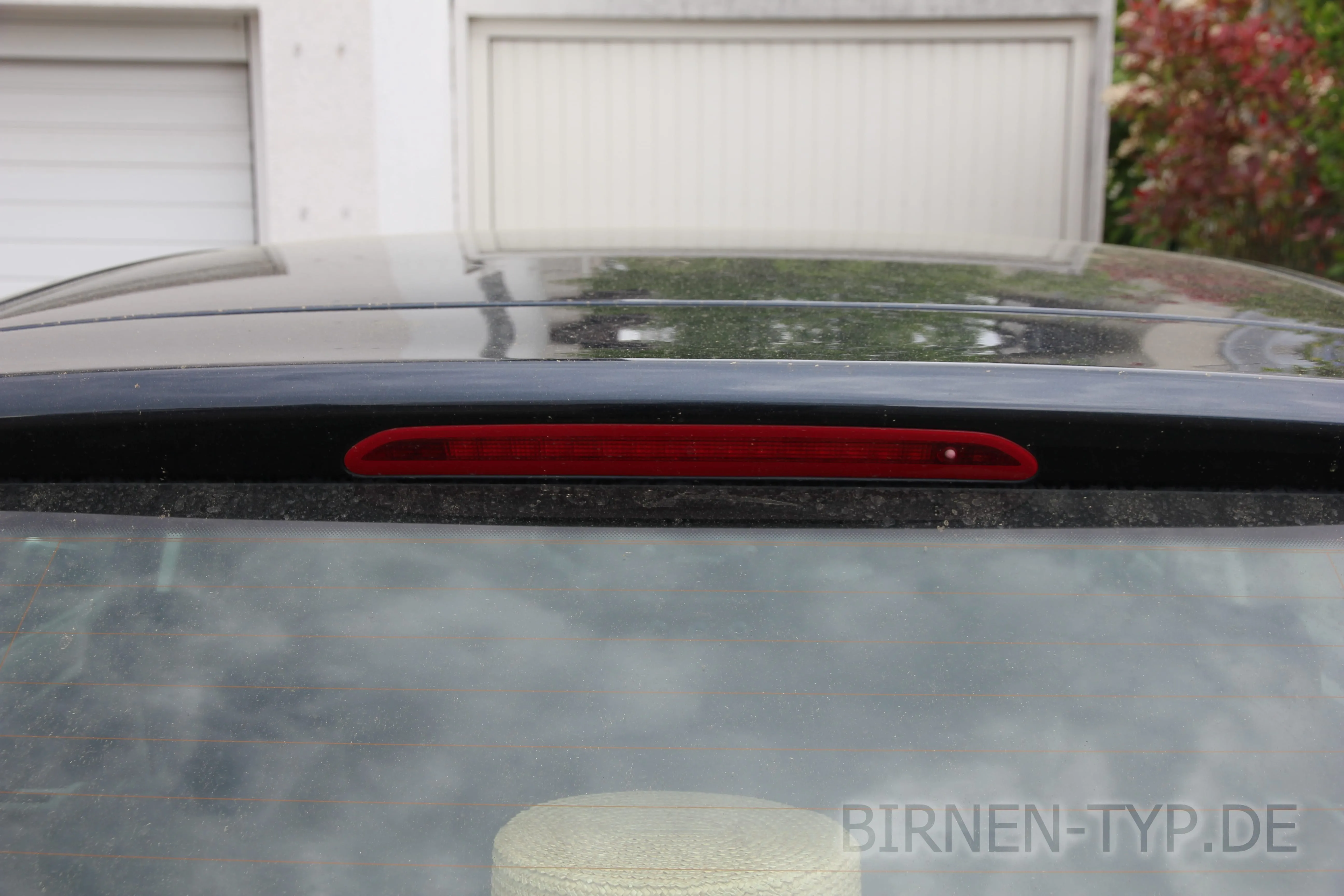 Dritte Bremsleuchte des VW Golf 6; der rote Pfeil zeigt auf die Fassung