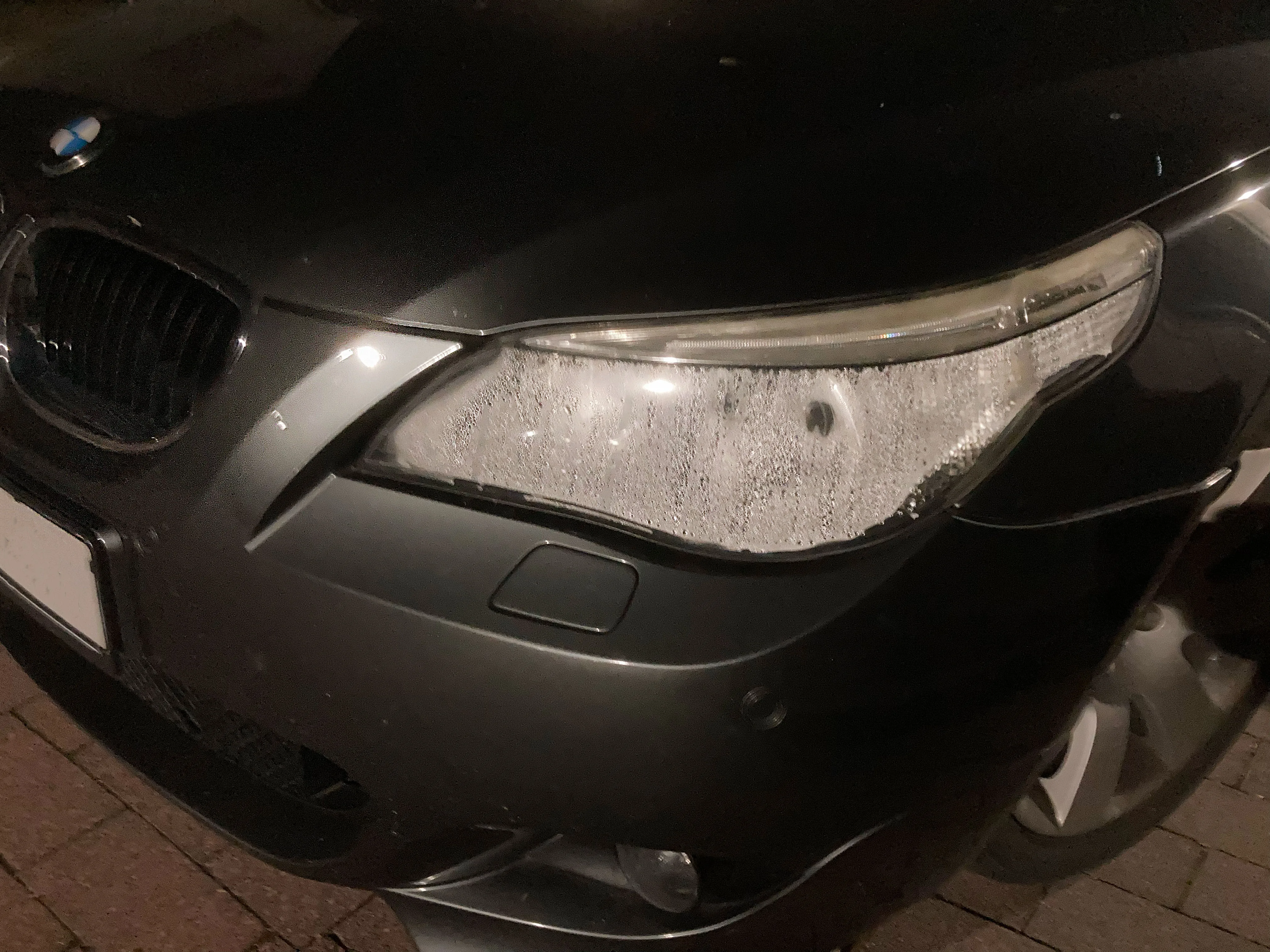 Von innen beschlagener Scheinwerfer bei einem 5er BMW vorne links - hier wurde vermutlich eine Dichtung nicht korrekt eingebaut