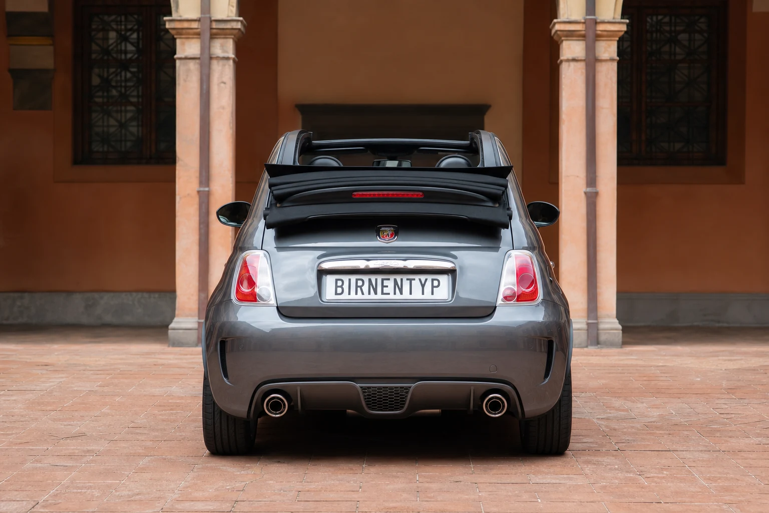 Heck-Ansicht des Abarth 500 / 595 / 695 1 (Cabriolet) (mit KI erzeugt)