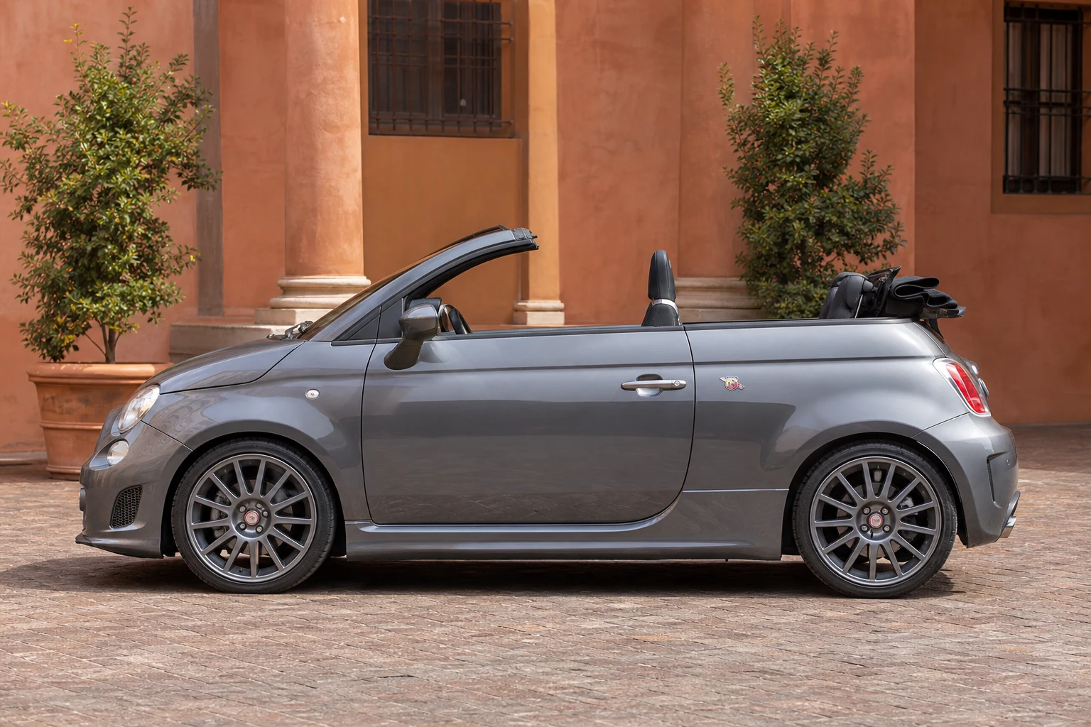 Seitenansicht (Fahrerseite) des Abarth 500 / 595 / 695 1 als Cabriolet (mit KI erzeugt)