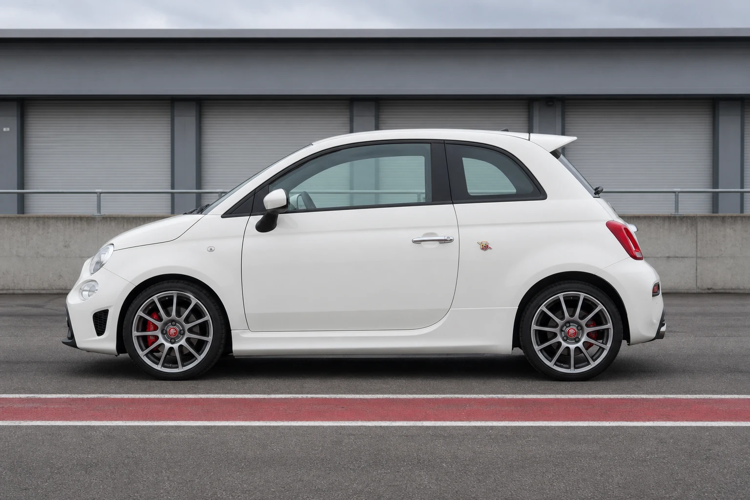 Seitenansicht (Fahrerseite) des Abarth 500 / 595 / 695 1 als 3-Türer (mit KI erzeugt)