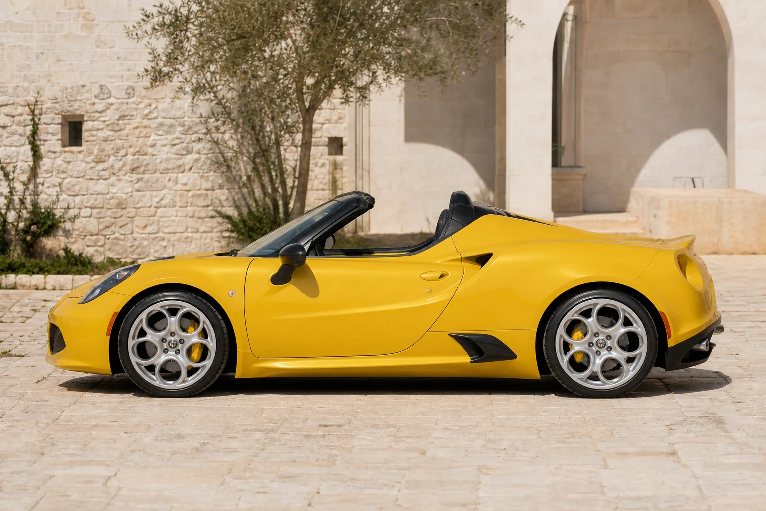Seitenansicht (Fahrerseite) des Alfa Romeo 4C 1 als Spider (mit KI erzeugt)