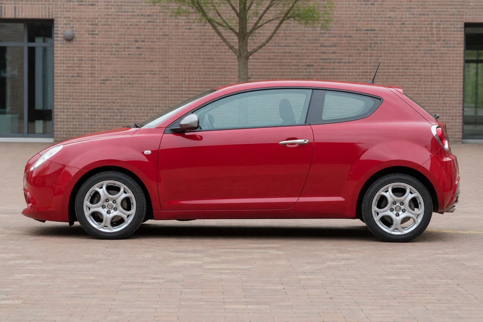 Seitenansicht (Fahrerseite) des Alfa Romeo MiTo 1 als 3-Türer (mit KI erzeugt)