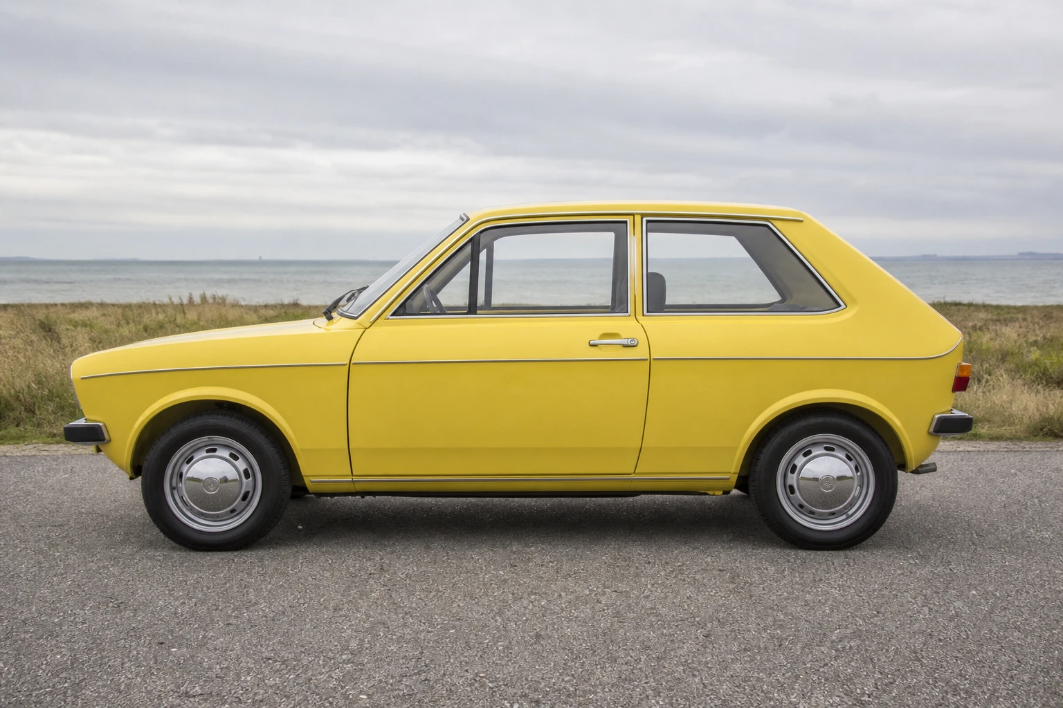 Seitenansicht (Fahrerseite) des Audi 50 1 als 3-Türer (mit KI erzeugt)
