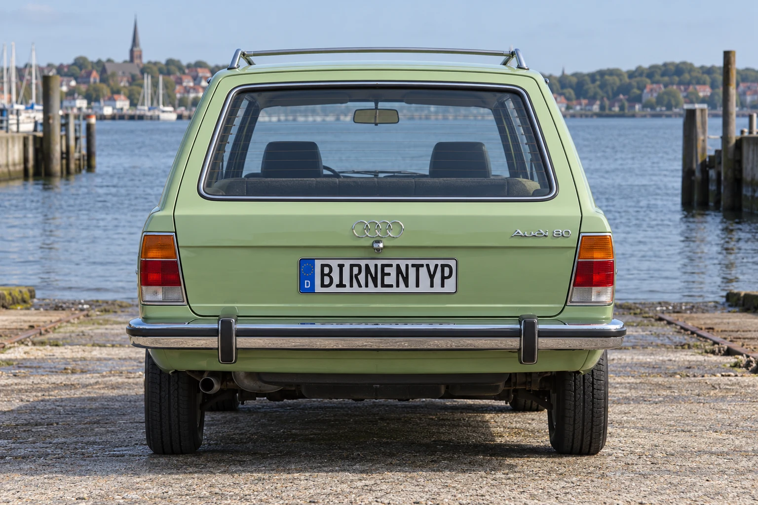 Heck-Ansicht des Audi 80 1 (Avant / Kombi (Fox Estate)) (mit KI erzeugt)