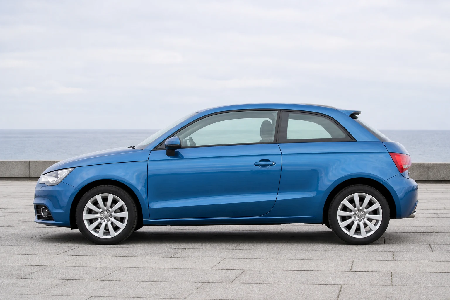 Seitenansicht (Fahrerseite) des Audi A1 1 als 3- & 5-Türer, Vor-Facelift (auch A1 quattro) (mit KI erzeugt)