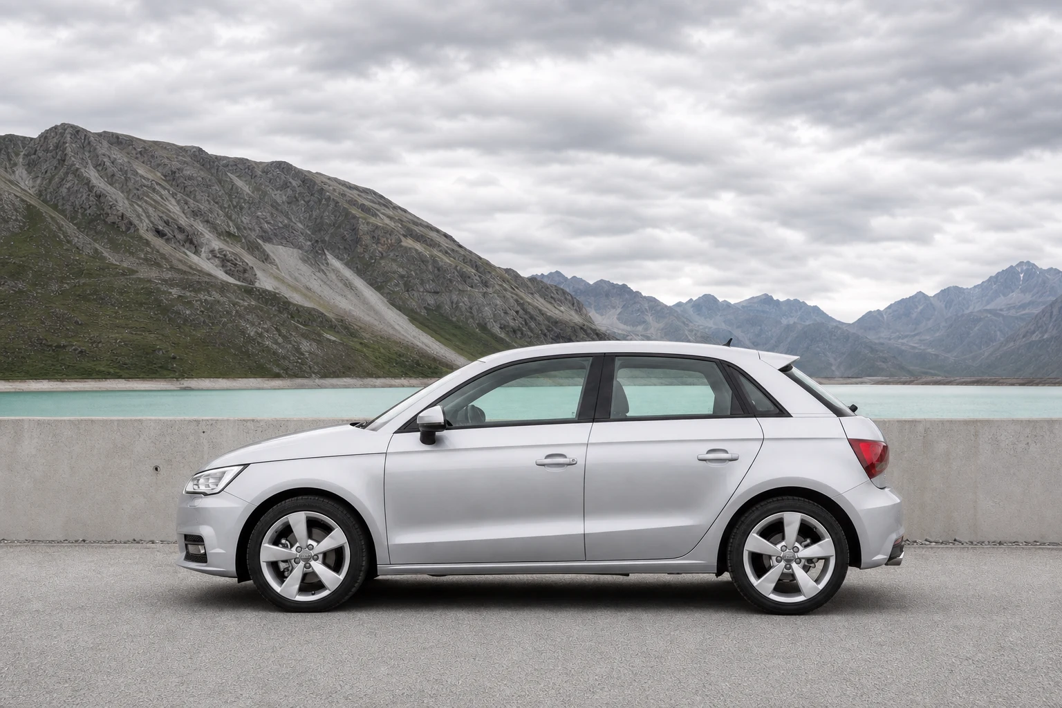 Seitenansicht (Fahrerseite) des Audi A1 1 als 3- & 5-Türer, Facelift (2015) (mit KI erzeugt)