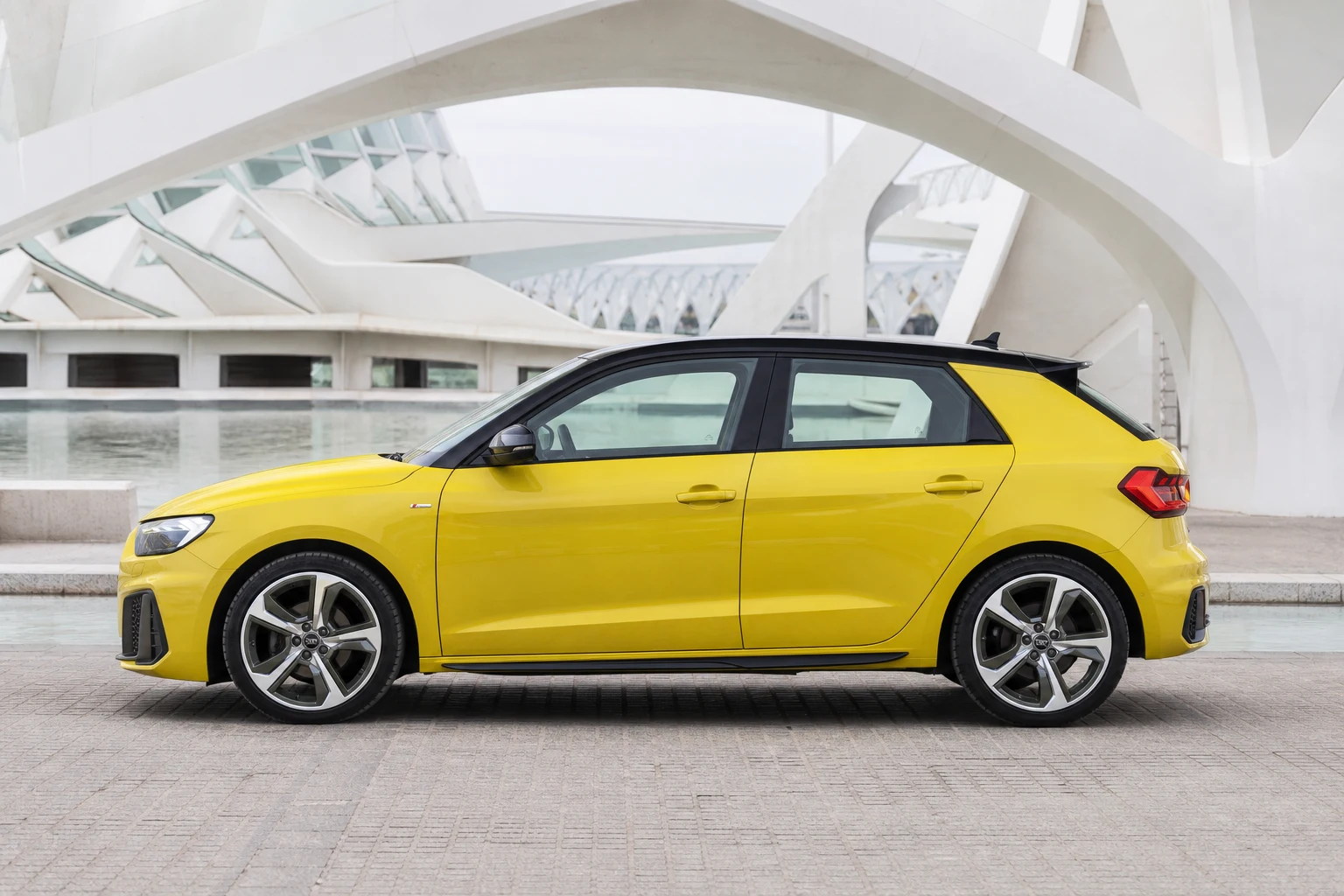 Seitenansicht (Fahrerseite) des Audi A1 2 als Schrägheck (inkl. citycarver) (mit KI erzeugt)