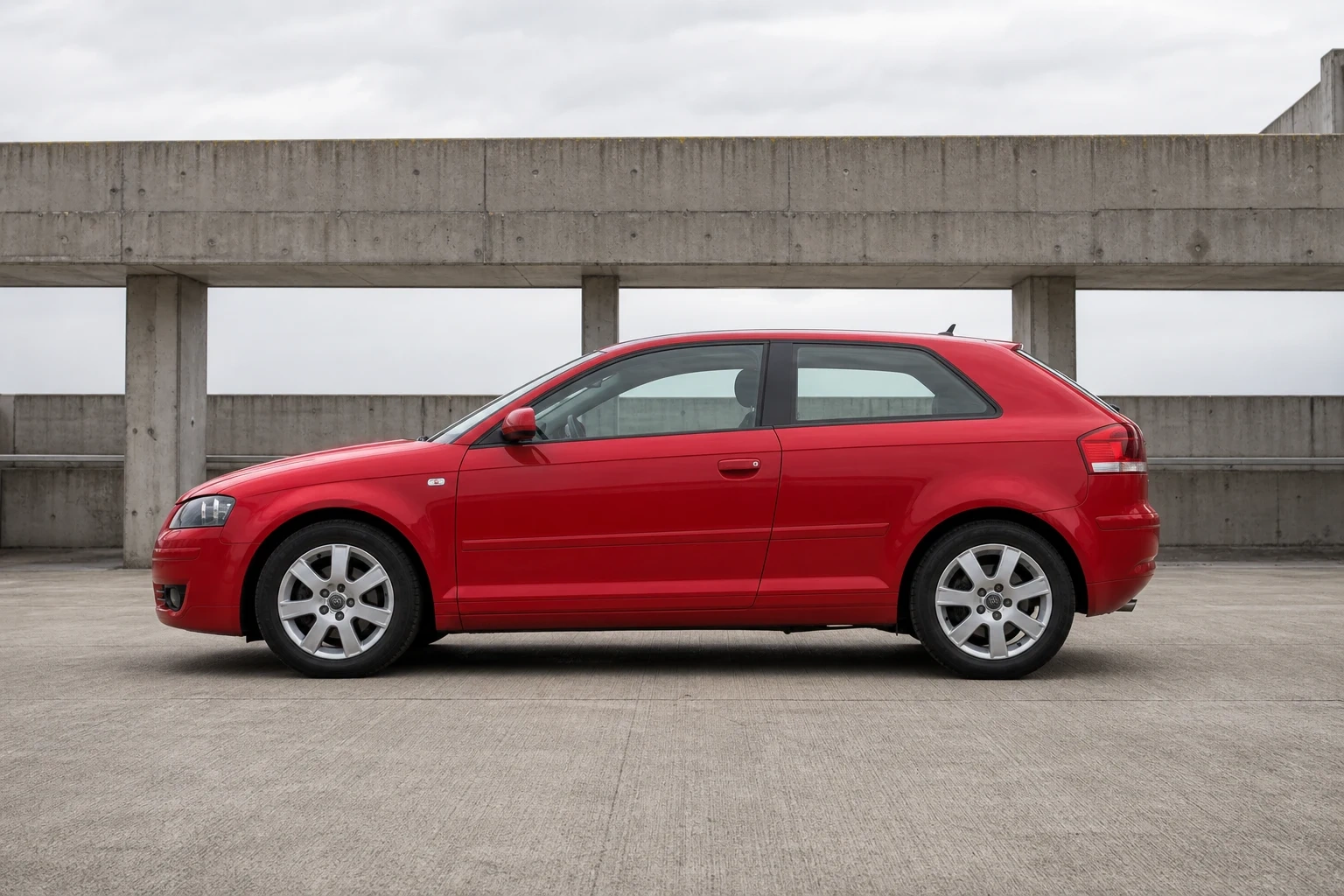 Seitenansicht (Fahrerseite) des Audi A3 2. Gen als 3-Türer (mit KI erzeugt)