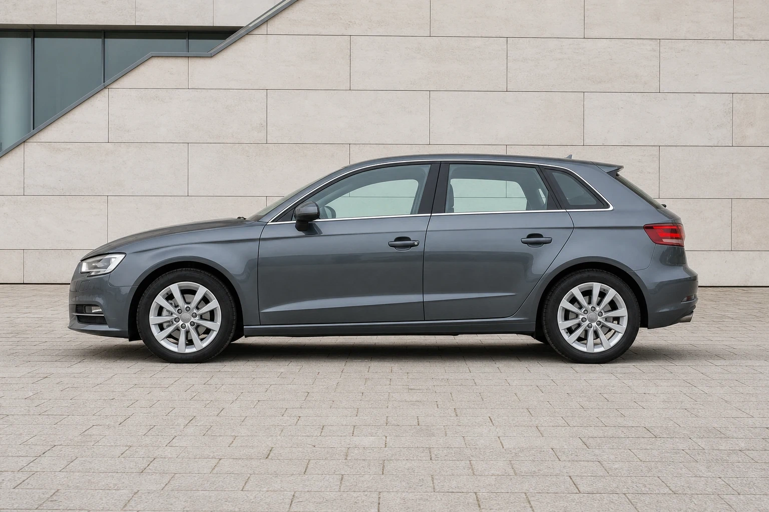 Seitenansicht (Fahrerseite) des Audi A3 3. Gen als 3-Türer (mit KI erzeugt)