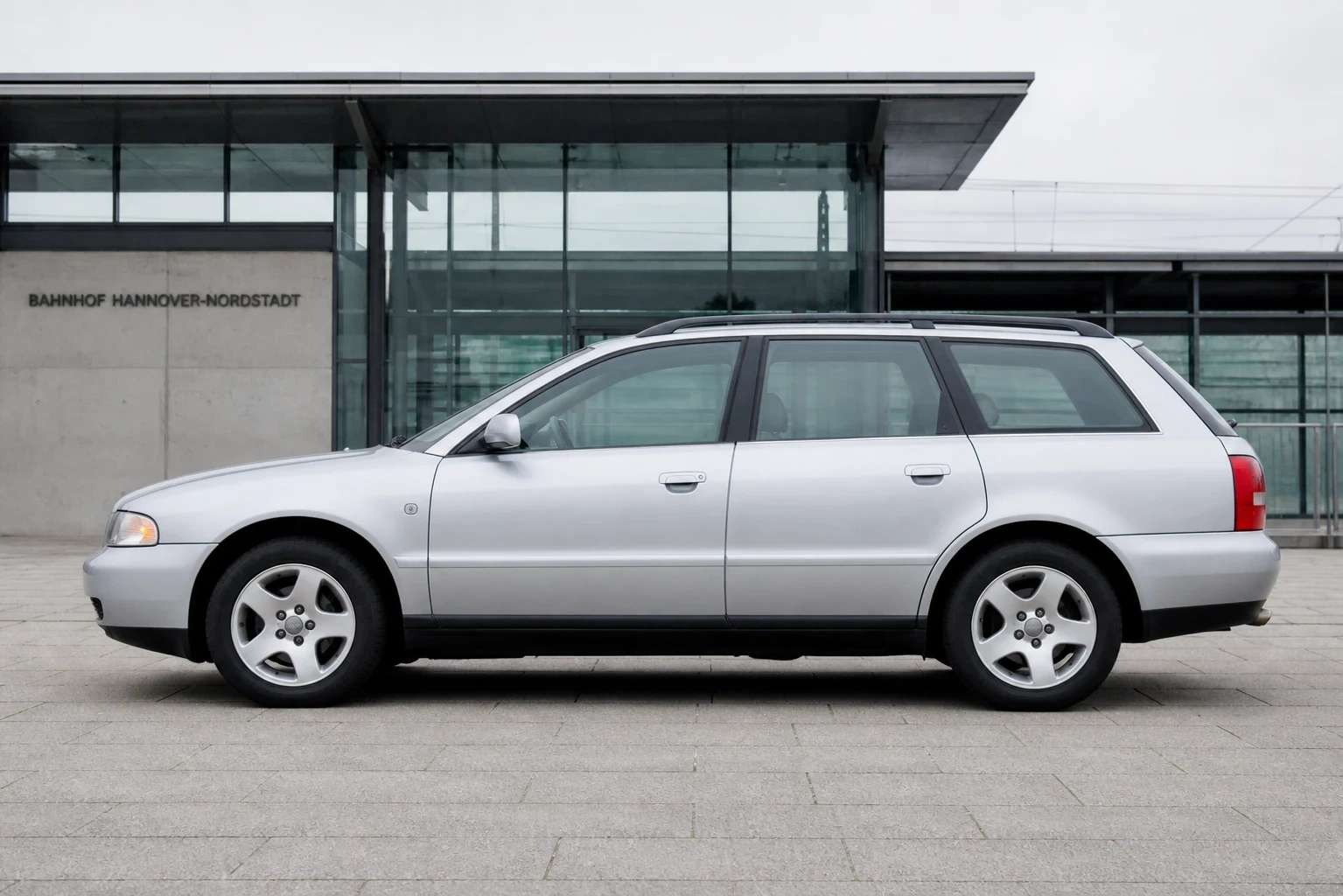 Seitenansicht (Fahrerseite) des Audi A4 1. Gen als A4/S4 Avant (mit KI erzeugt)