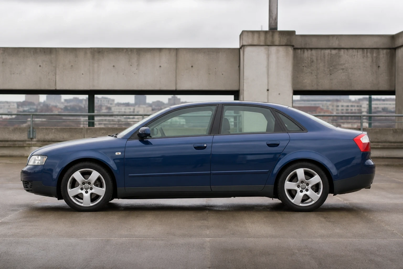 Seitenansicht (Fahrerseite) des Audi A4 2. Gen als A4/S4 Limousine (mit KI erzeugt)