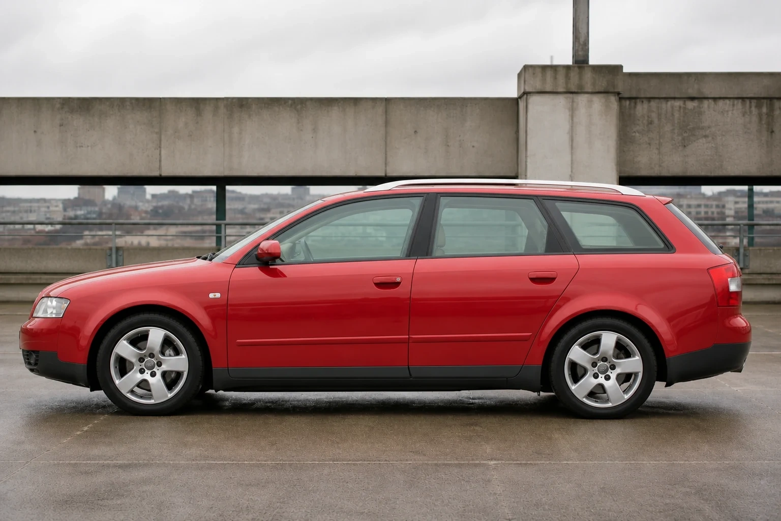 Seitenansicht (Fahrerseite) des Audi A4 2. Gen als A4/S4 Avant (mit KI erzeugt)