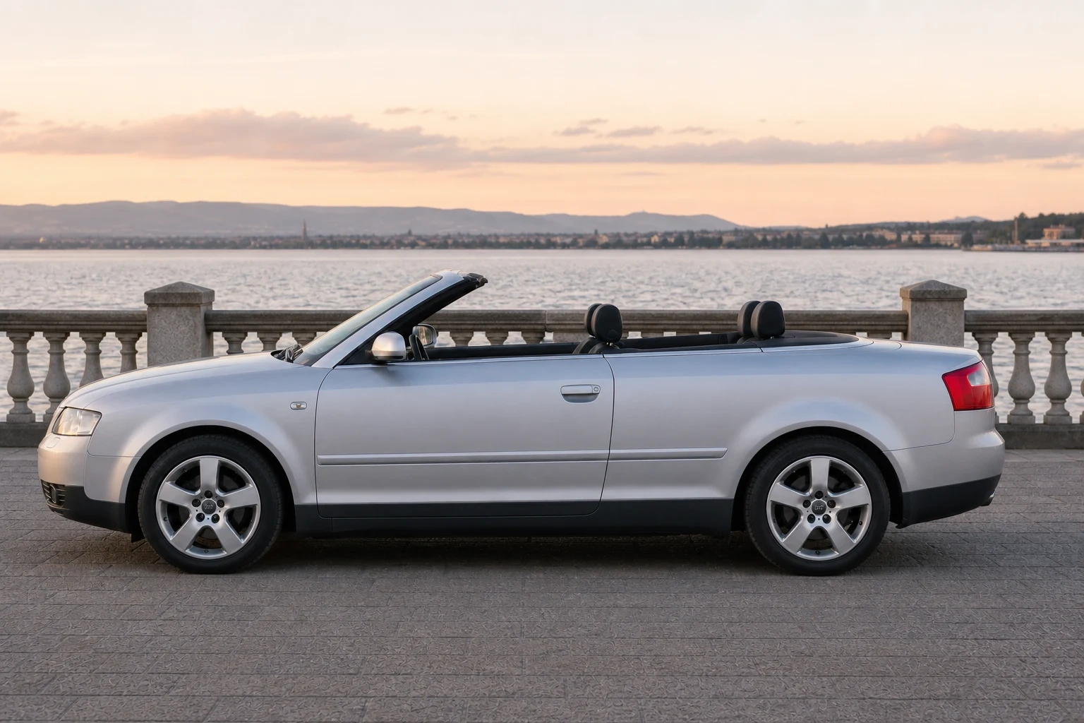 Seitenansicht (Fahrerseite) des Audi A4 3. Gen als A4/S4/RS4 Cabriolet (mit KI erzeugt)