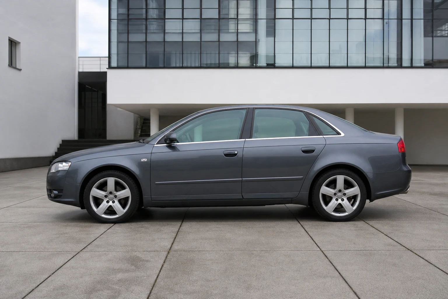 Seitenansicht (Fahrerseite) des Audi A4 3. Gen als A4/S4/RS4 Limousine (mit KI erzeugt)