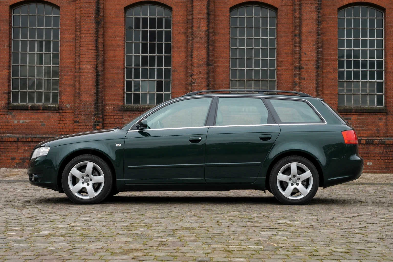 Seitenansicht (Fahrerseite) des Audi A4 3. Gen als A4/S4/RS4 Avant (mit KI erzeugt)