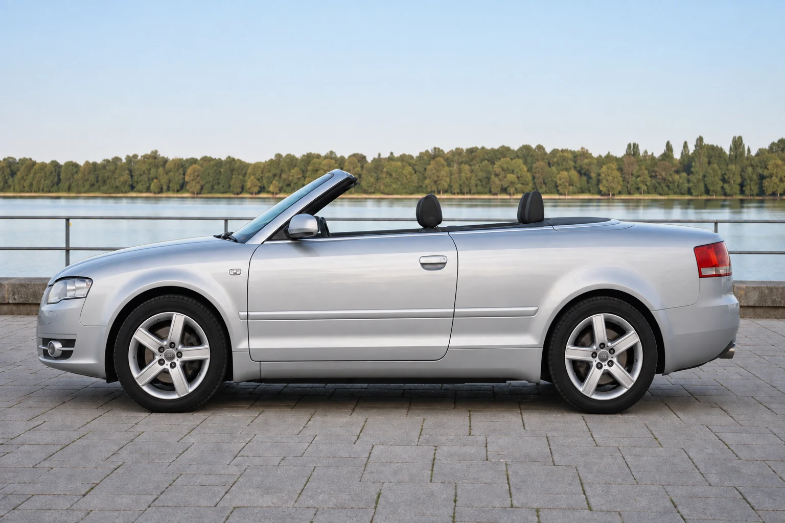 Seitenansicht (Fahrerseite) des Audi A4 3. Gen als A4/S4/RS4 Cabriolet (mit KI erzeugt)