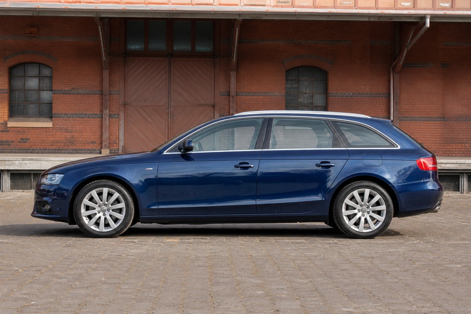 Seitenansicht (Fahrerseite) des Audi A4 4. Gen als Avant / Kombi, Allroad quattro (mit KI erzeugt)