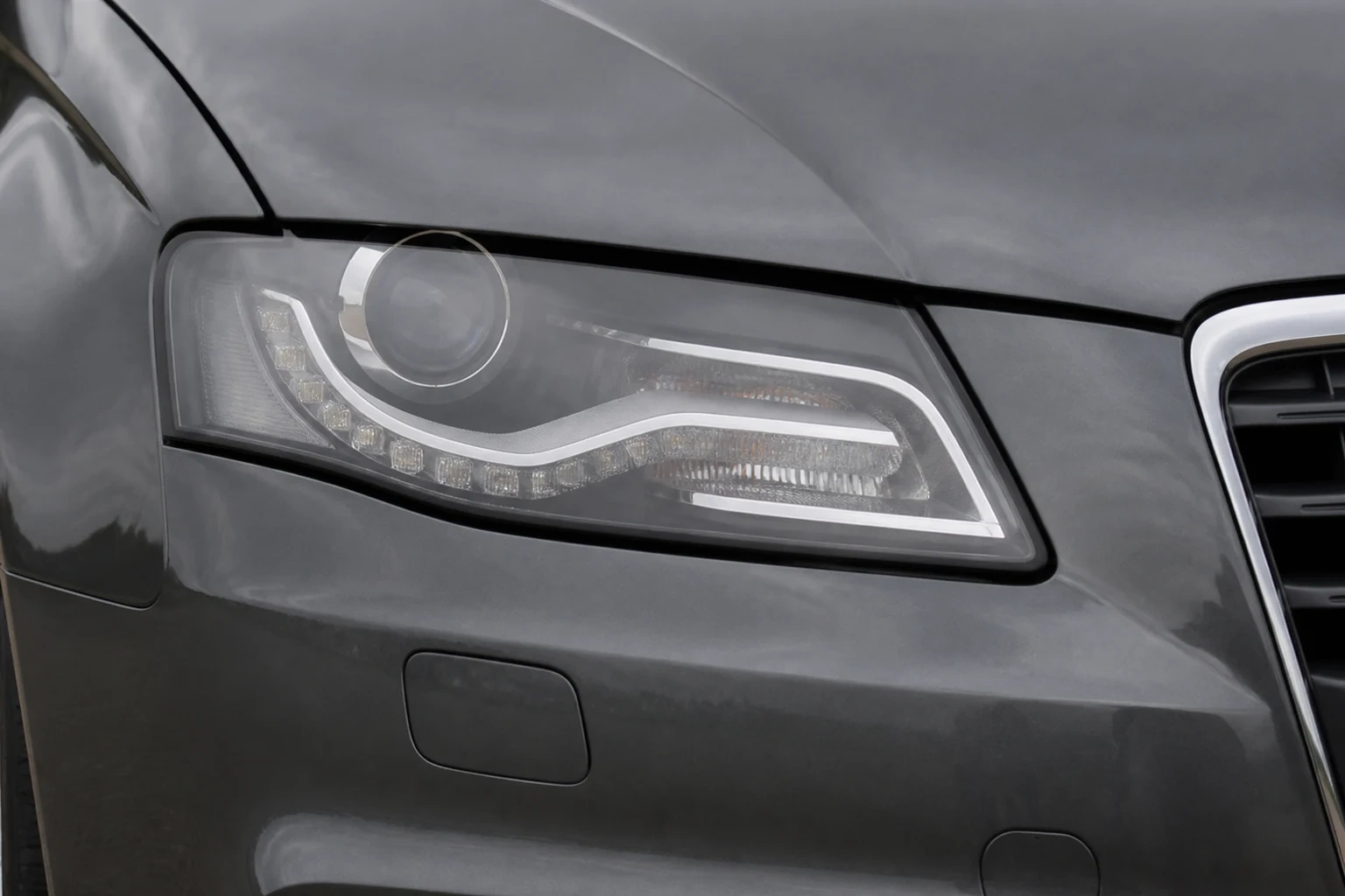 Abblendlicht des Audi A4 4. Gen; der rote Pfeil zeigt auf die Fassung (mit KI erzeugt)