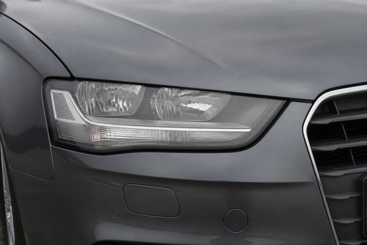 Tagfahrlicht des Audi A4 4. Gen; der rote Pfeil zeigt auf die Fassung (mit KI erzeugt)