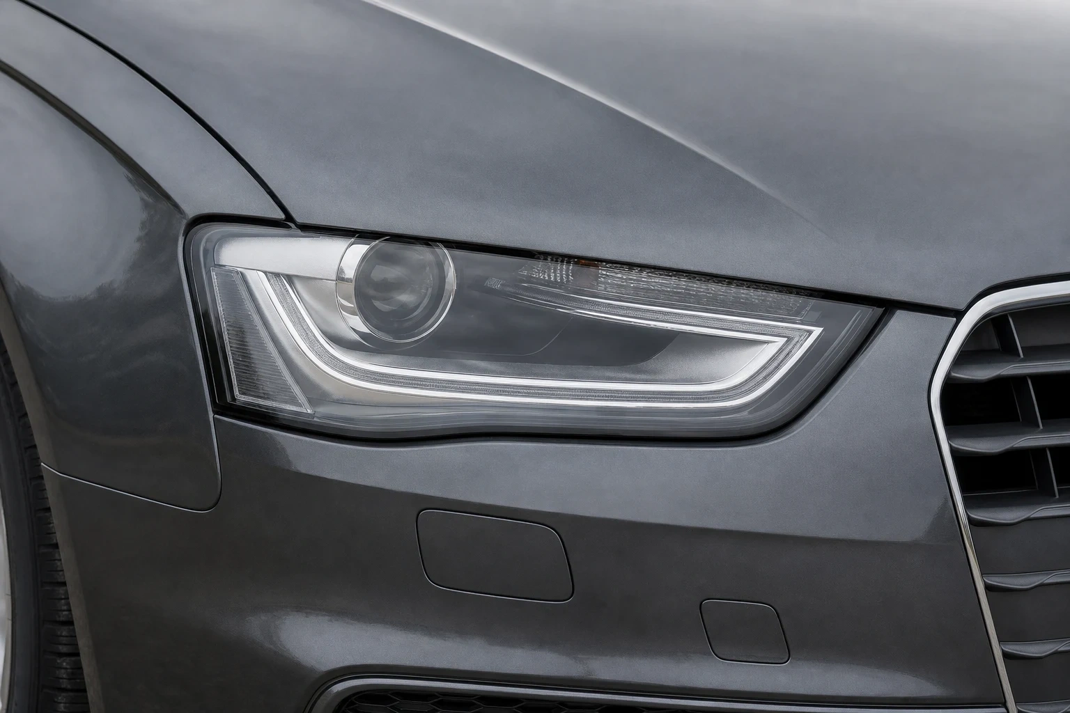 Fernlicht des Audi A4 4. Gen; der rote Pfeil zeigt auf die Fassung (mit KI erzeugt)