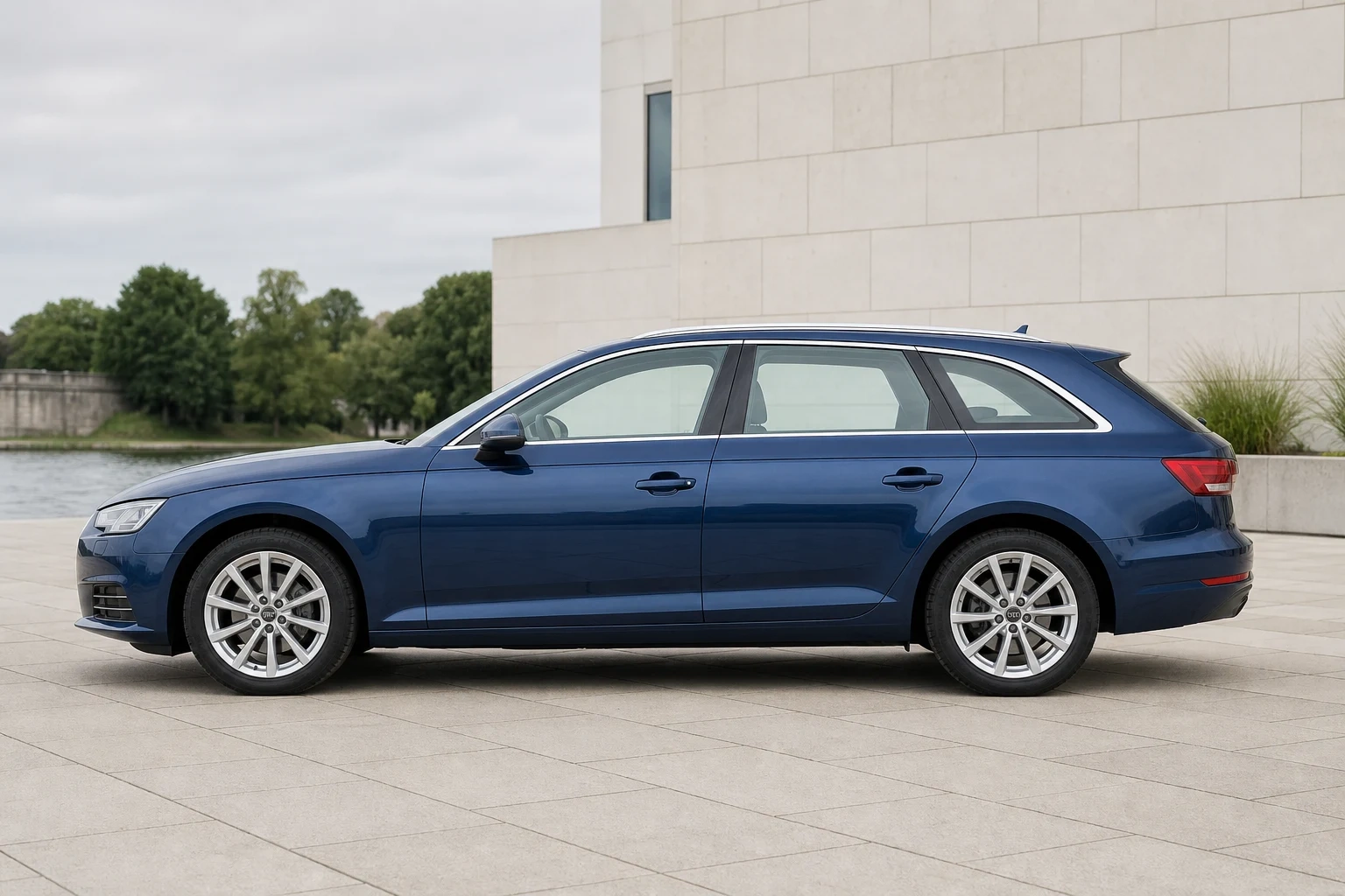 Seitenansicht (Fahrerseite) des Audi A4 5. Gen als A4/S4 Avant / Kombi, Allroad quattro (mit KI erzeugt)